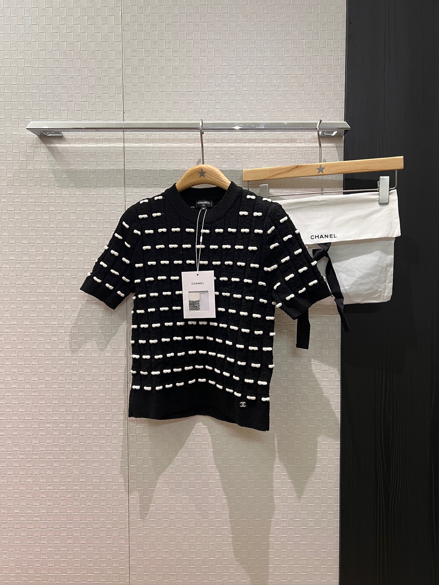 NO:545477,New 25K three-dimensional small bow jacquard knitted short-sleeved top with double C logo decoration on the hem, slim and sweet and versatile black and white delivery storage bag cloth bag SML, T-shirt, alexander wang19860909新款25K 立体小蝴蝶结提花针织短袖上衣下摆双C标志装饰 修身显瘦甜美百搭 黑色白色 配送收纳袋布包 SML,,T-shirt,alexander wang,Women's clothing