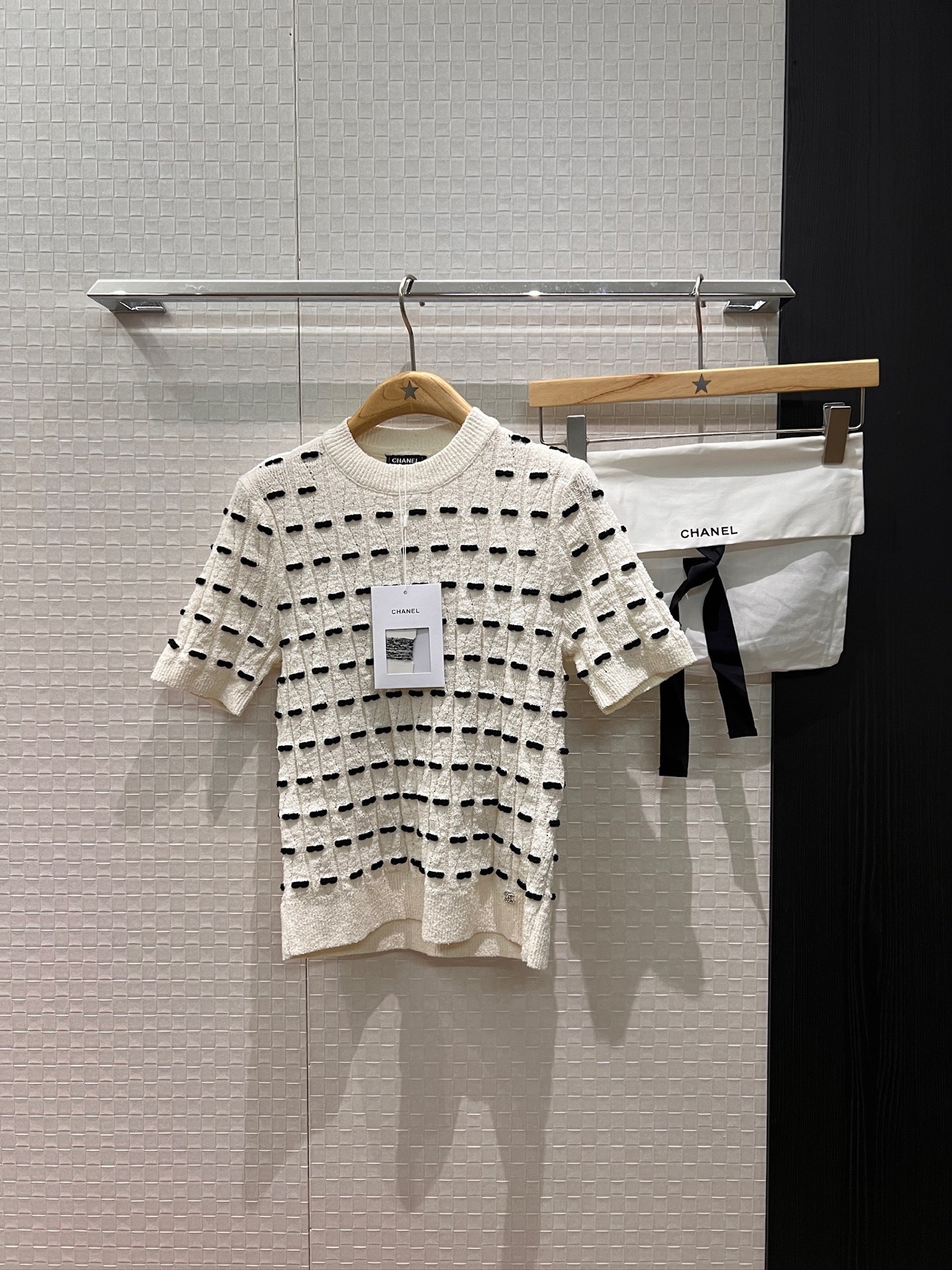 NO:545489,New 25K three-dimensional small bow jacquard knitted short-sleeved top with double C logo decoration on the hem, slim and sweet and versatile black and white delivery storage bag cloth bag SML, T-shirt, alexander wang19860909新款25K 立体小蝴蝶结提花针织短袖上衣下摆双C标志装饰 修身显瘦甜美百搭 黑色白色 配送收纳袋布包 SML,,T-shirt,alexander wang,Women's clothing