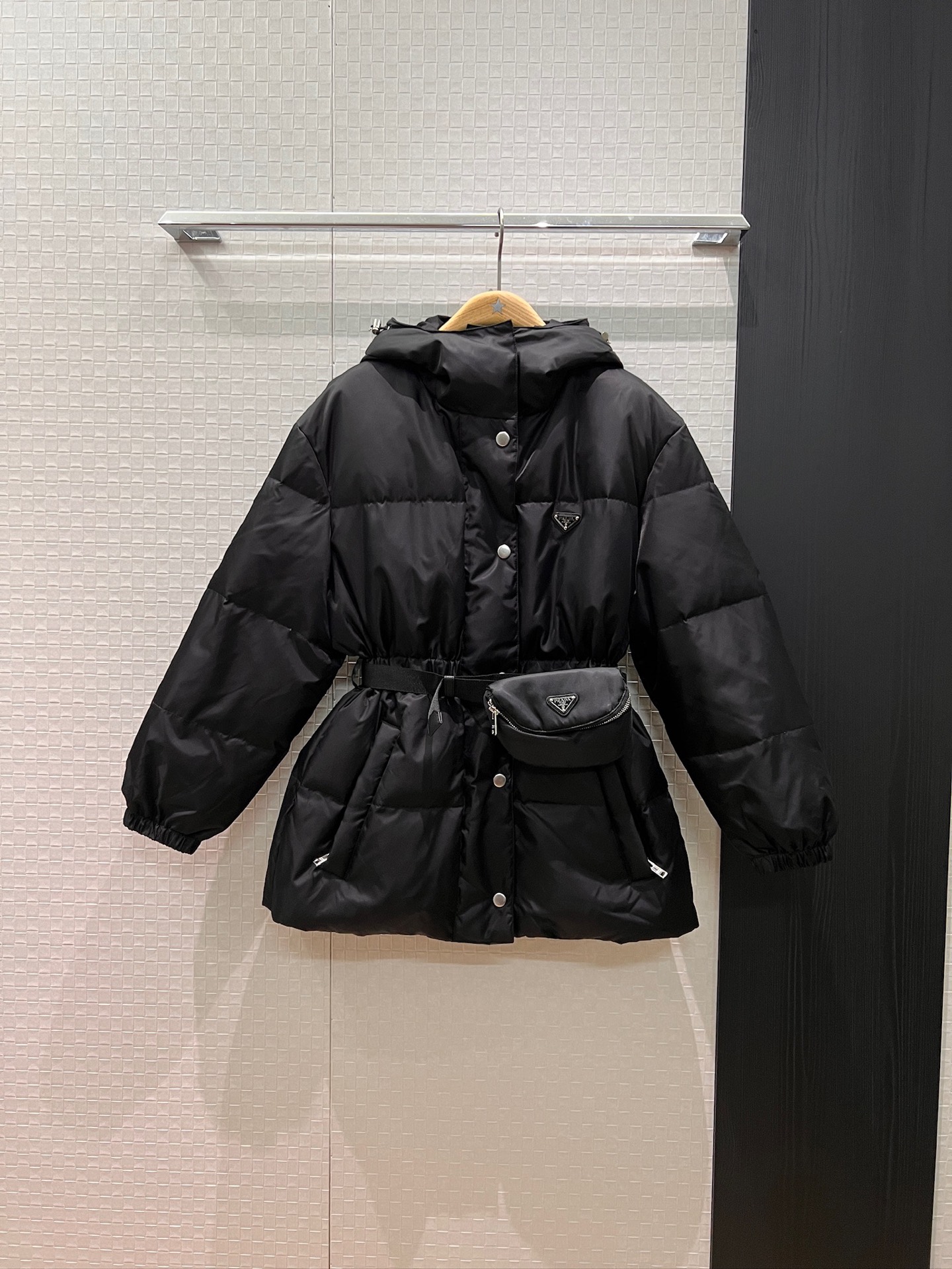 NO:547299,New waist bags and belt decoration with dust bags and autumn and winter, ant waist hooded down jacket jacket, triangle logo hat, elastic waist, hardware mold opening, 90 down 10 feathers, fashionable and slim, warm and slim SML,, jackets & coats, down jacket, hats, alexander wang19860909配防尘袋秋冬新款腰包腰带装饰 蚂蚁腰连帽羽绒服外套 三角标徽标帽子不可拆 松紧收腰 五金开模 90羽绒10羽毛时尚修身 保暖又显瘦 SML,,jackets & coats,down jacket,hats,alexander wang,Women's clothing