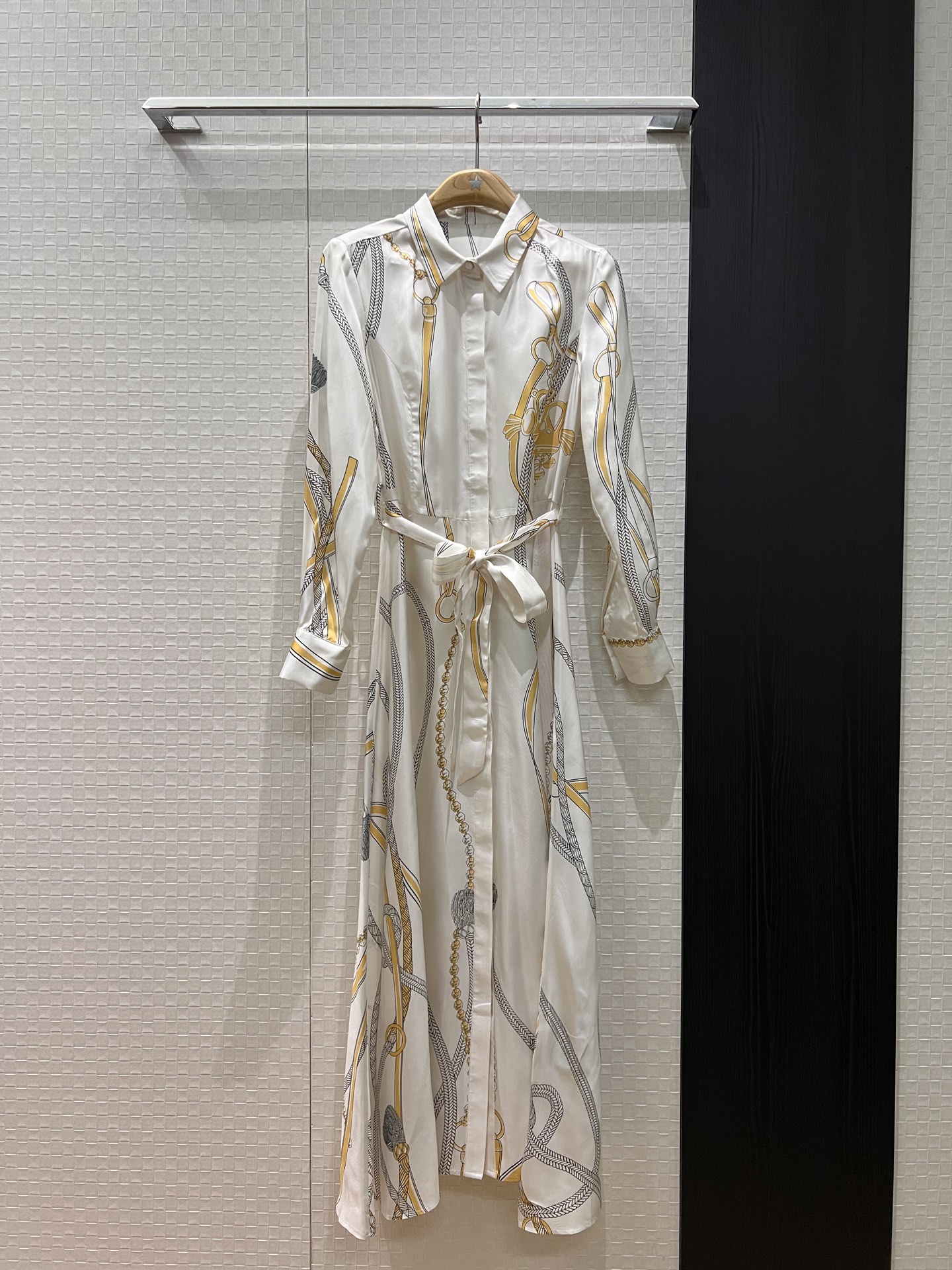 NO:547313,New positioned printed silk twill long skirt dress, heavy silk shirt dress, belt, waist tucked to show the waist simple and fashionable temperament, commuting socialite temperament, black pink white S-XL,, skirts, real silk, alexander wang19860909新款定位印花真丝斜纹长裙 连衣裙 重磅真丝衬衣裙 系腰带收腰显腰简约时髦 气质通勤名媛气质 黑色粉色白色 S-XL,,skirts,real silk,alexander wang,Women's clothing