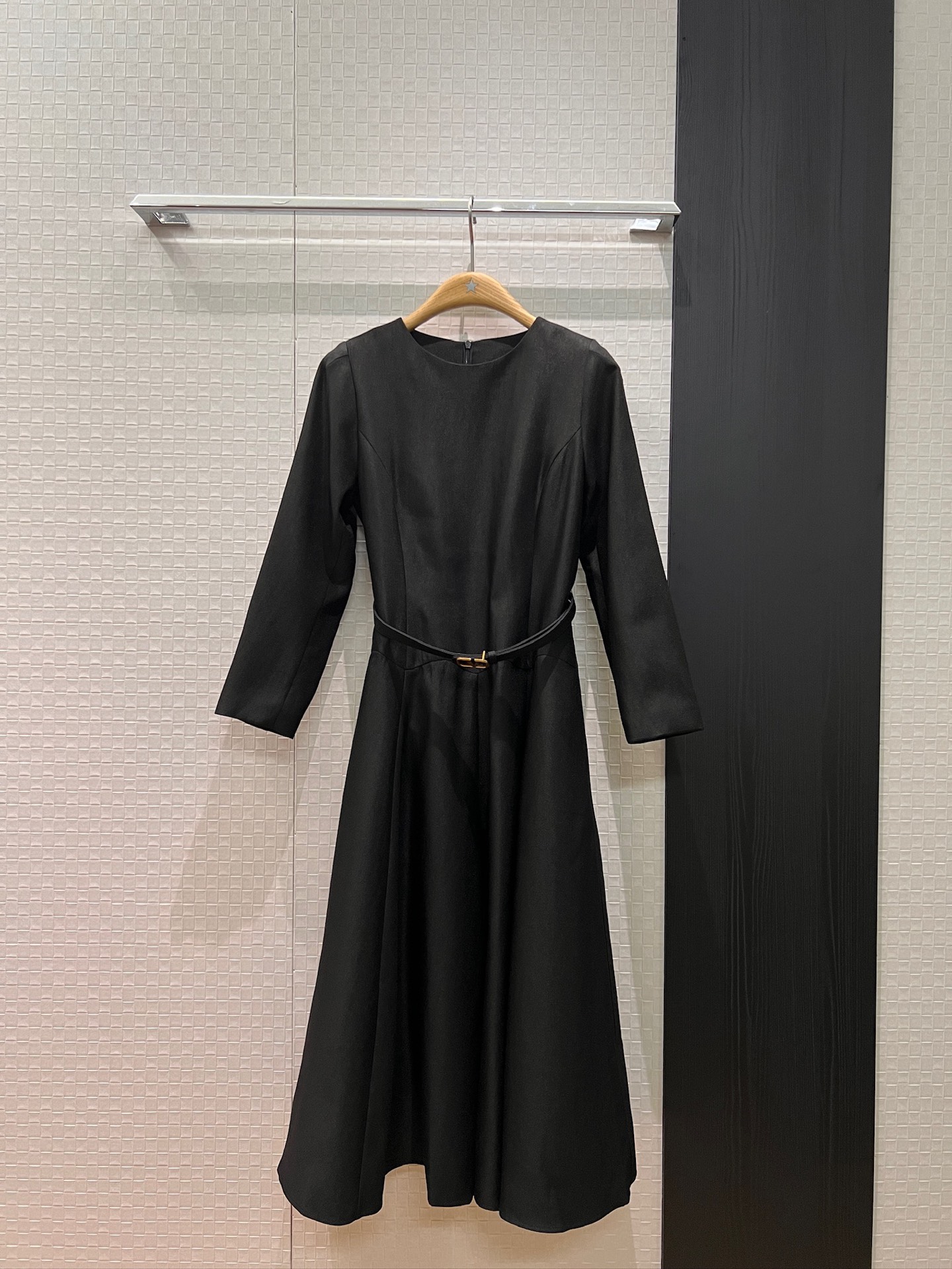 NO:547306,New round neck long sleeve V metal buckle belt decorative dress with three-dimensional tailoring pockets on both sides. Wear alone or with coat coat. Comfortable and soft. Elegant commuting. Simple temperament. Black and blue S-XL,, skirts, jackets & coats,alexander wang19860909新款圆领长袖V金属扣腰带装饰连衣裙立体剪裁两侧口袋 单穿或搭配大衣外套 舒适柔软 优雅通勤 气质简约 黑色蓝色 S-XL,,skirts,jackets & coats,alexander wang,Women's clothing