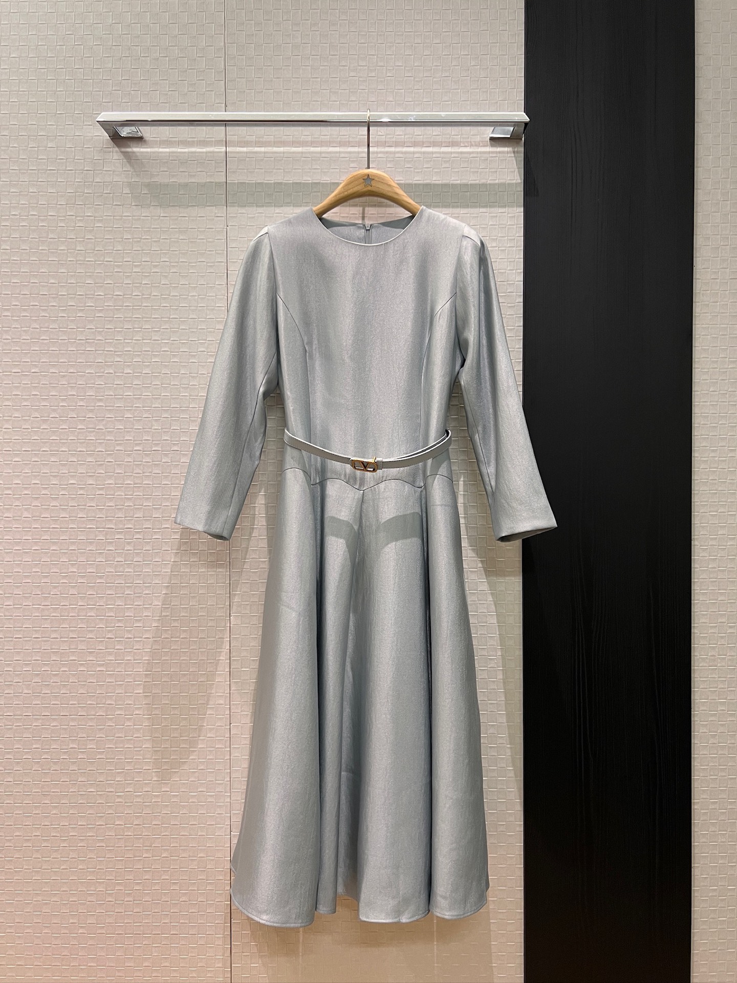 NO:547314,New round neck long sleeve V metal buckle belt decorated dress with three-dimensional cutout pockets on both sides. Wear alone or paired with a coat. Comfortable and soft. Elegant for commuting. Simple temperament. Black and blue S-XL,,skirts,jackets & coats,alexander wang19860909新款圆领长袖V金属扣腰带装饰连衣裙立体剪裁两侧口袋 单穿或搭配大衣外套 舒适柔软 优雅通勤 气质简约 黑色蓝色 S-XL,,skirts,jackets & coats,alexander wang,Women's clothing