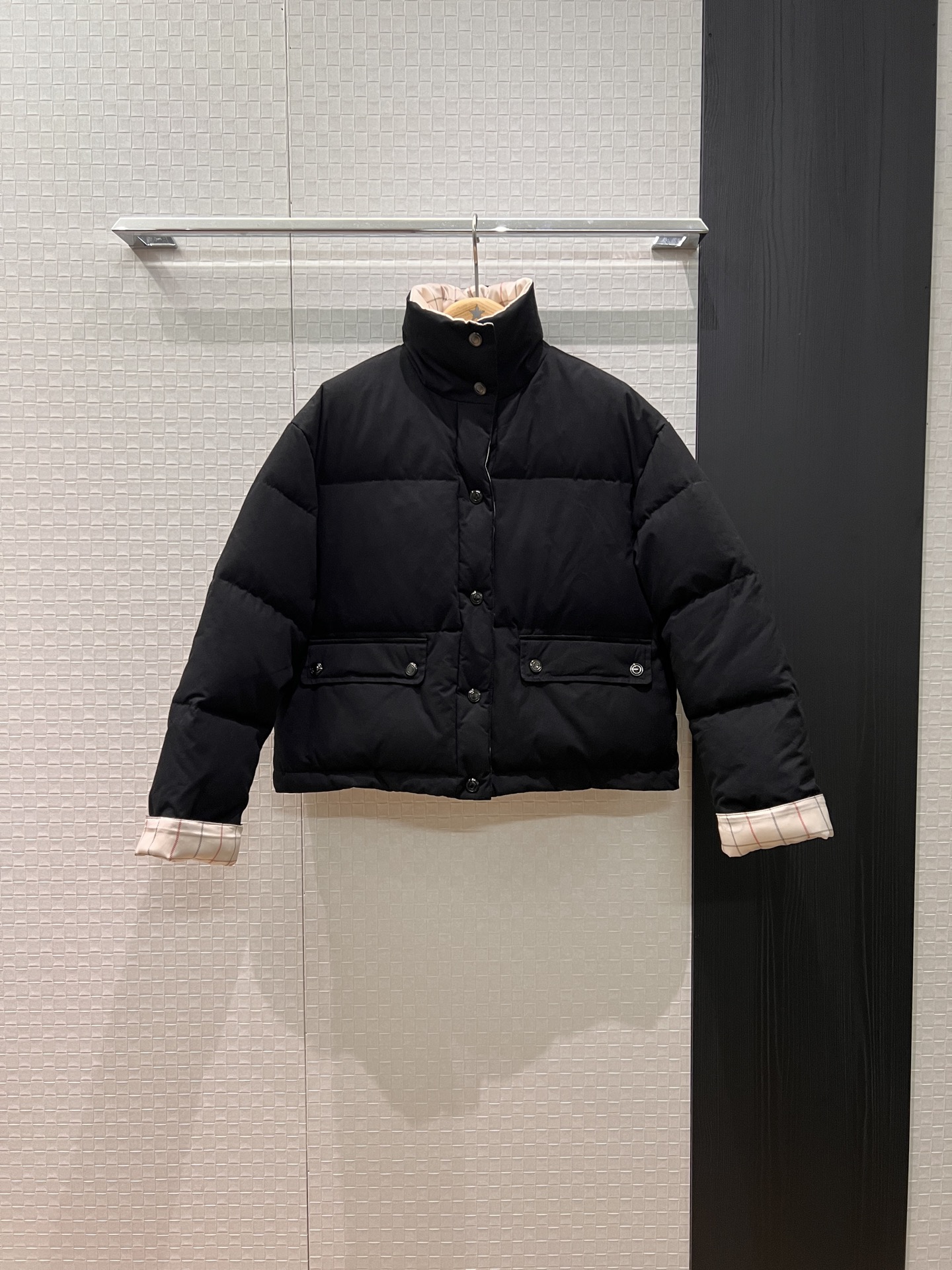 NO:549441,New style LP stand collar short down jacket with dust bag. Bread coat. Classic plaid lining at the hem with drawstring waist. Loose and versatile 90 down and 10 feathers. Hardware accessories molding. Black and white SML, loro piana, jackets & coats, down jacket, alexander wang19860909配防尘袋新款LP立领短款羽绒服外套 面包服 经典格纹内衬下摆可抽绳收腰 宽松百搭90羽绒10羽毛 五金配件开模 黑色白色 SML,,loro piana,jackets & coats,down jacket,alexander wang,Women's clothing