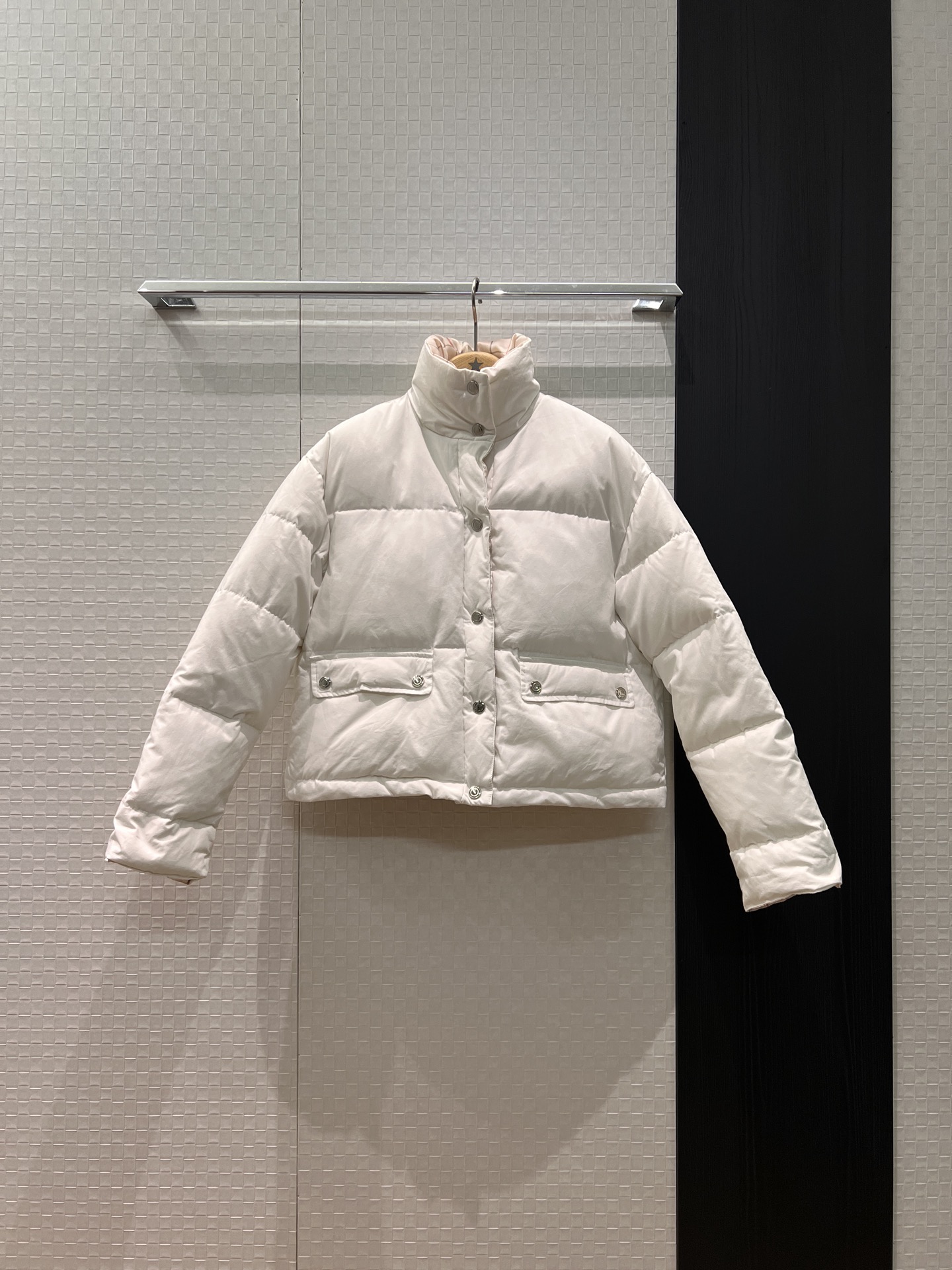 NO:549451,New LP stand-alone collar short down jacket with dust bag Bread suit Classic checked lining hem can be drawn rope waist-retracted Loose and versatile 90 down 10 feathers Hardware accessories mold opening Black and white SML, loro piano, jackets & coats, down jacket, alexander wang19860909配防尘袋新款LP立领短款羽绒服外套 面包服 经典格纹内衬下摆可抽绳收腰 宽松百搭90羽绒10羽毛 五金配件开模 黑色白色 SML,,loro piana,jackets & coats,down jacket,alexander wang,Women's clothing