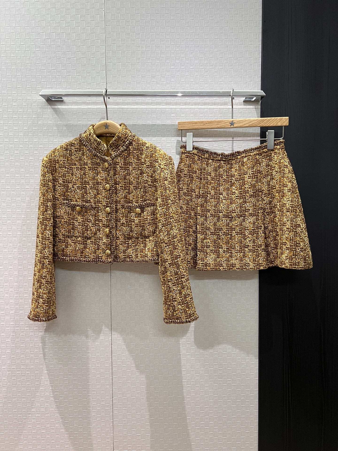 NO:549432,Jacket, skirt, new stand-up collar, woven tweed short jacket, irregular pleated skirt, woven edge, molded gold buckle, ladylike temperament, lady daughter SML,,skirts,jackets & coats,alexander wang19860909外套 半裙新款立领编织粗花呢短款外套不规则压褶半裙编织边 开模金扣 名媛气质 淑女千金 SML,,skirts,jackets & coats,alexander wang,Women's clothing