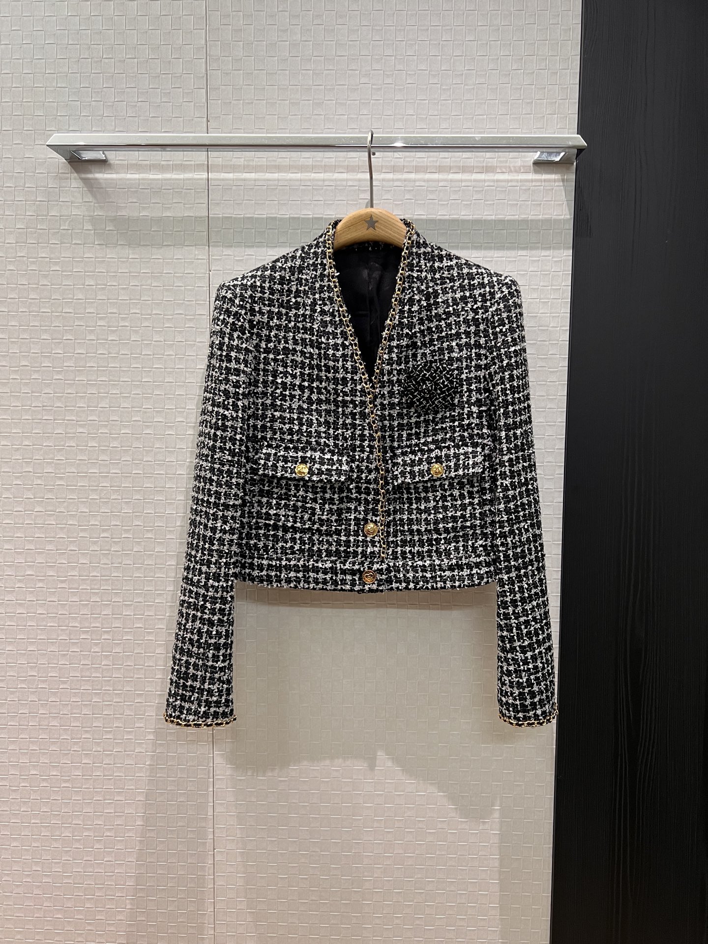 NO:549442,New camellia brooch decoration, plaid tweed V-neck short jacket chain edge, mold button, camellia lining temperament commuting, age-reducing versatile SML,, jackets & coats, brooch, breastpin, alexander wang19860909新款山茶花胸针装饰 格纹粗花呢V领短款外套链条边边 开模扣子 山茶花内衬气质通勤 减龄百搭 SML,,jackets & coats,brooch，breastpin,alexander wang,Women's clothing