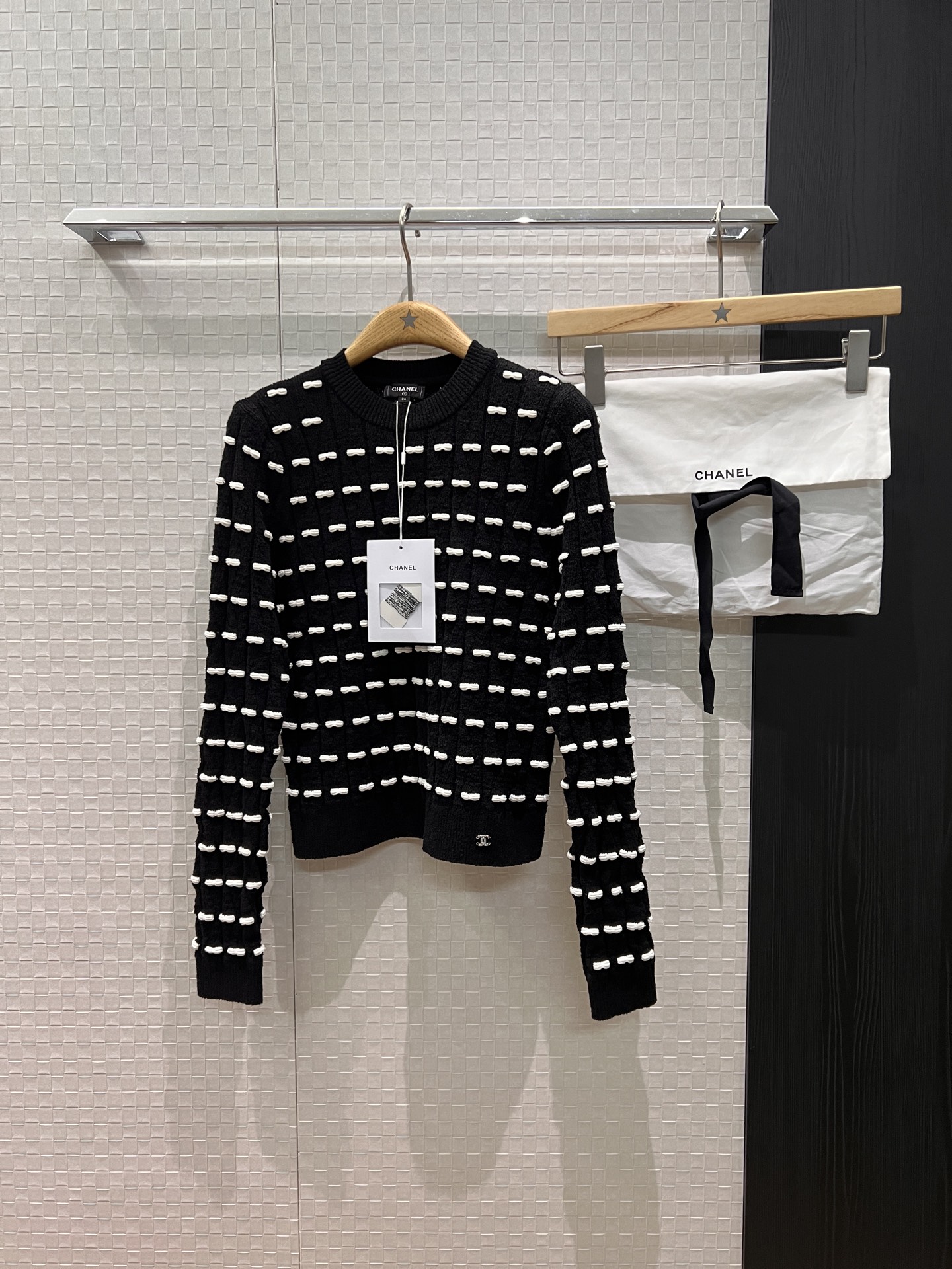 NO:549452,New 25K three-dimensional small bow jacquard knitted long-sleeved top with double C logo decoration on the hem, slim and sweet and versatile black and white delivery storage bag SML, alexander wang19860909新款25K 立体小蝴蝶结提花针织长袖上衣下摆双C标志装饰 修身显瘦甜美百搭 黑色白色 配送收纳袋布包 SML,,alexander wang,Women's clothing