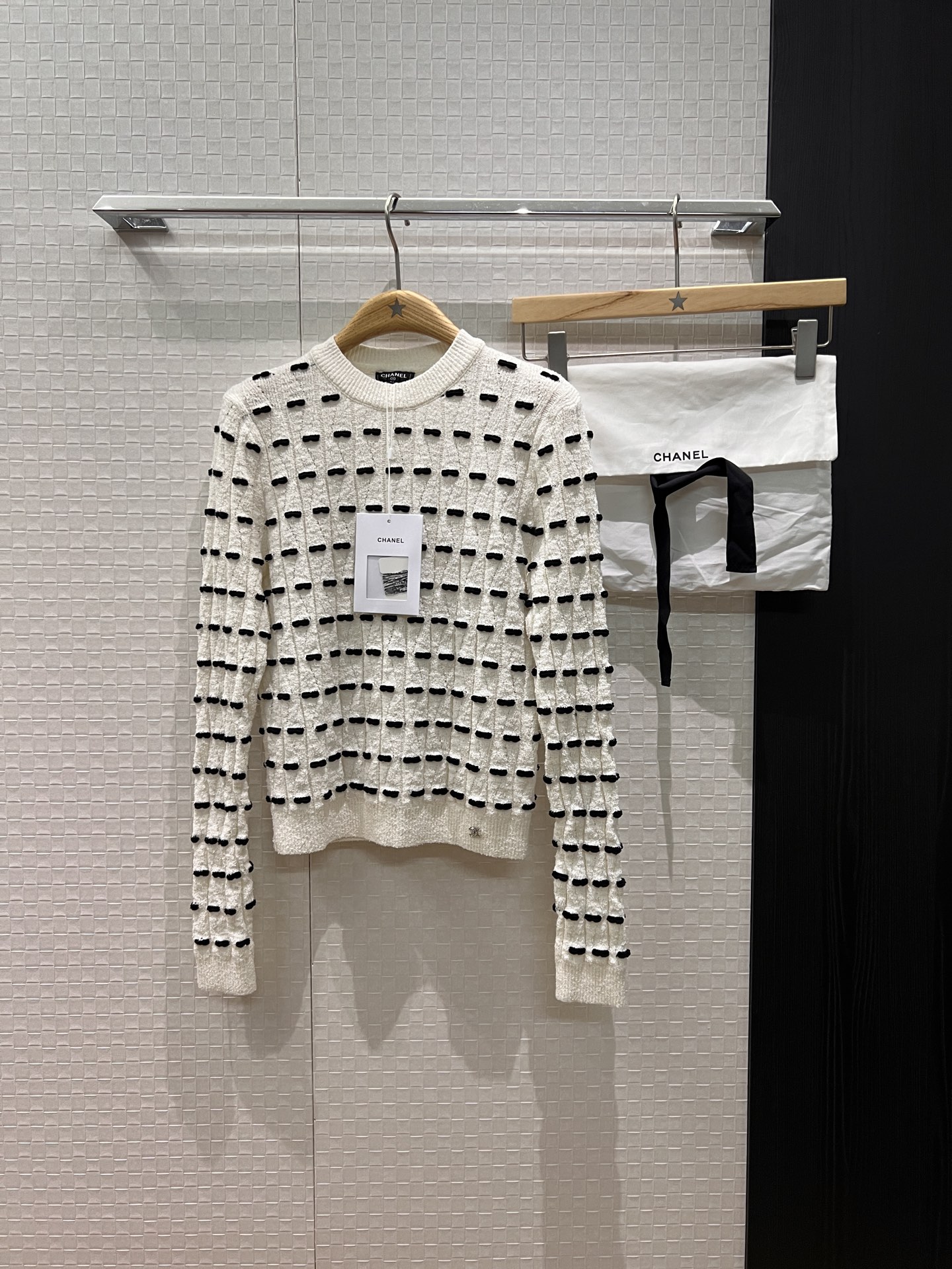 NO:549462,New 25K three-dimensional small bow jacquard knitted long-sleeved top with double C logo decoration on the hem, slim and sweet and versatile black and white delivery storage bag SML, alexander wang19860909新款25K 立体小蝴蝶结提花针织长袖上衣下摆双C标志装饰 修身显瘦甜美百搭 黑色白色 配送收纳袋布包 SML,,alexander wang,Women's clothing