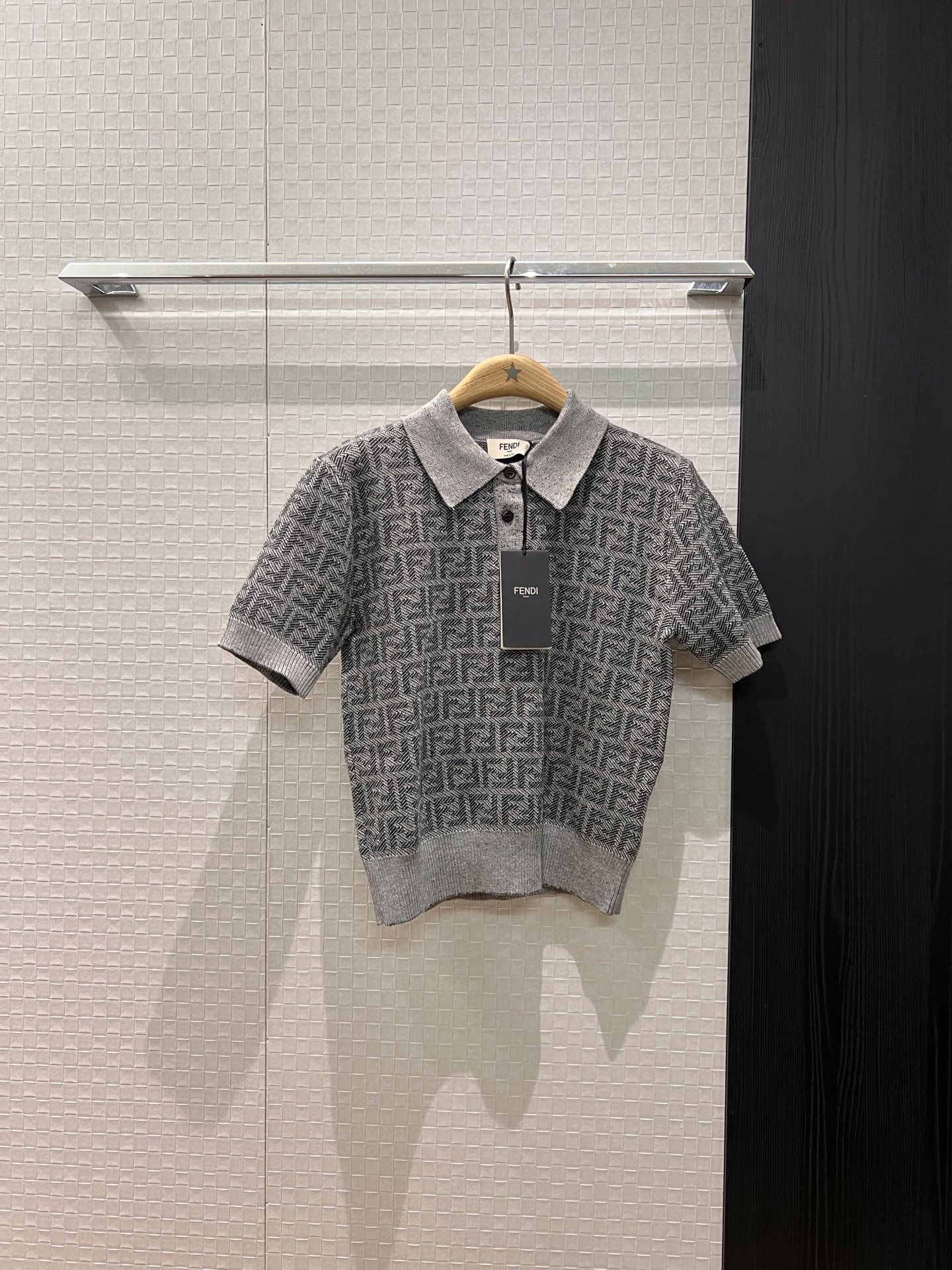 NO:549470,The new double F jacquard lapel polo knitted wool top has a waxy feel, is skin-friendly, does not irritate, is simple and versatile SML,,alexander wang19860909新款双F提花翻领polo针织羊毛上衣糯糯的手感 亲肤不扎简单百搭 SML,,alexander wang,Women's clothing
