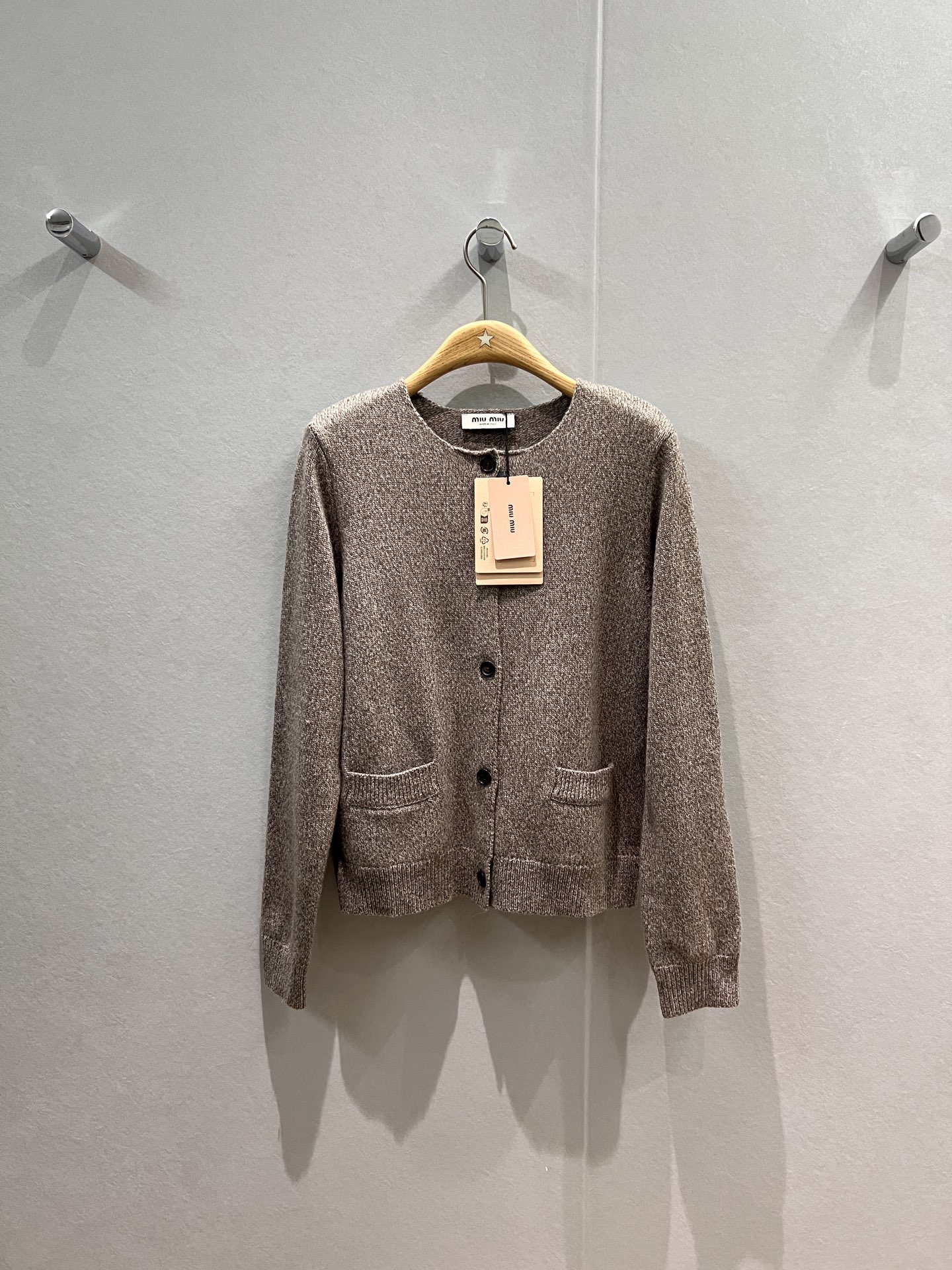 NO:549477,The same style of the new Zhang Yuanying oatmeal round neck wool knitted cardigan with miu embroidery on both sides of the pockets casual and versatile. A must-have for age reduction, miumiu, alexander wang19860909新款张元英同款 燕麦色圆领羊毛针织开衫 背后miu刺绣两侧口袋 休闲百搭 减龄必备SML,,miumiu,alexander wang,Women's clothing