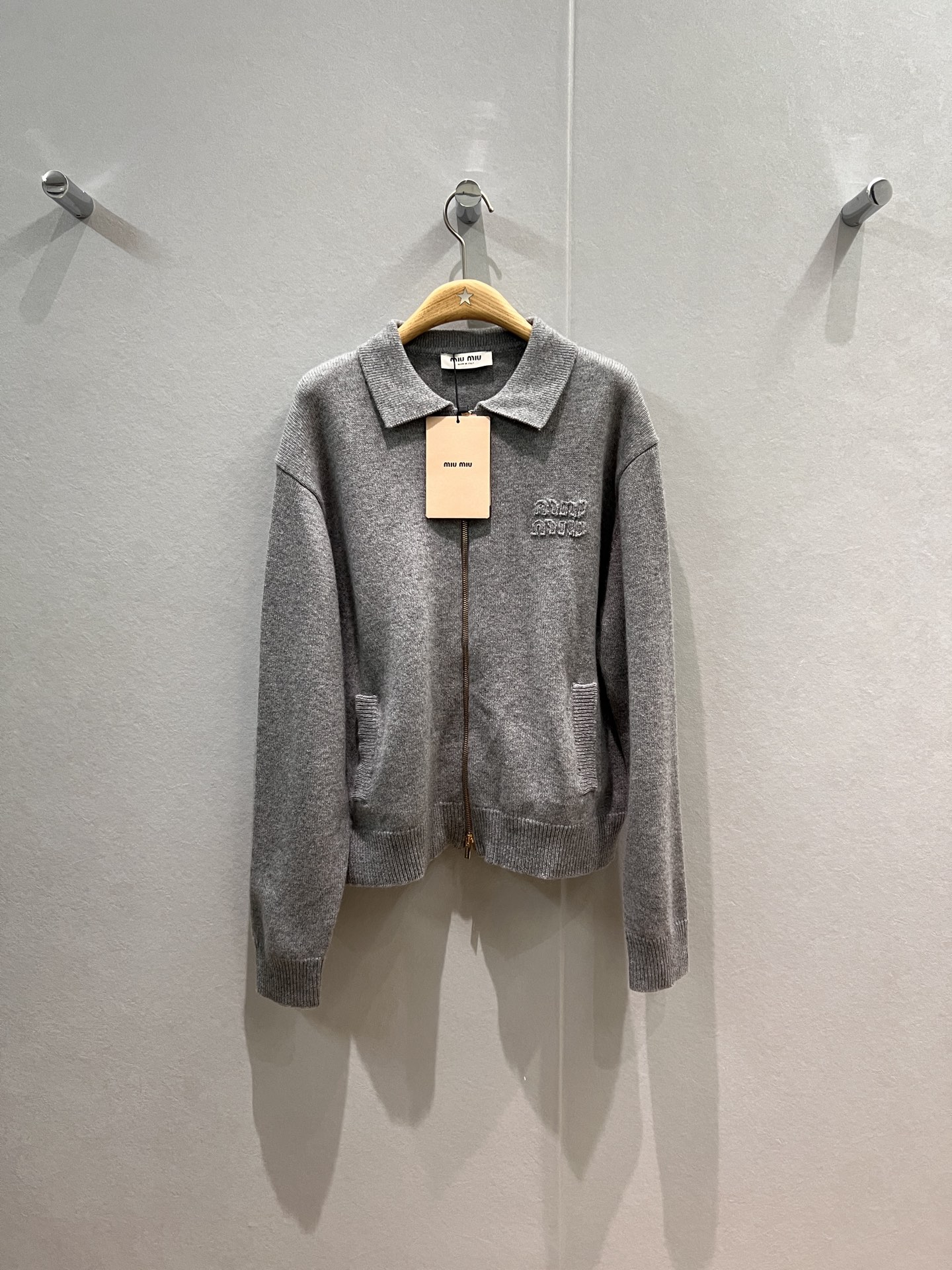 NO:549483,New Grey style outfit, lapel zipper design, wool knitted cardigan, miu patch embroidery logo on chest, loose, slim, casual and versatile, essential for age reduction, SML, miumiu, alexander wang19860909新款格雷系穿搭 翻领拉链设计羊毛针织开衫 胸前miu贴布刺绣logo 宽松显瘦休闲百搭 减龄必备 SML,,miumiu,alexander wang,Women's clothing
