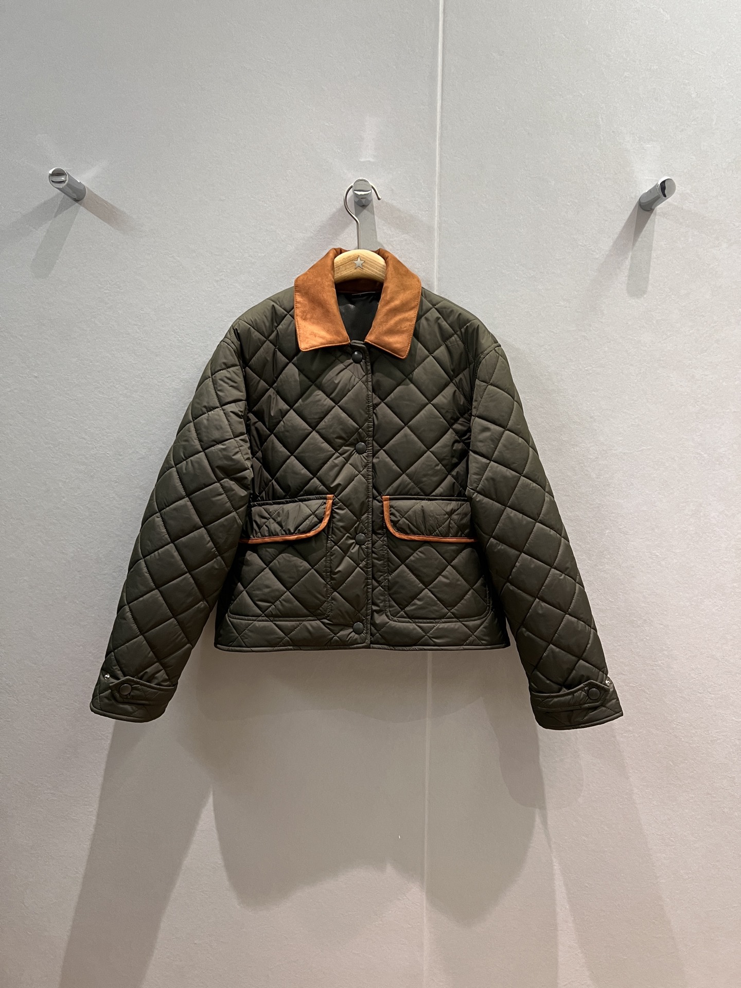 NO:549487,New autumn and winter styles Recommend suede collar spliced ​​diamond-clad cotton jacket Quilted design short jacket cotton jacket Flip pocket splicing contrast color Miu embroidery logo behind the back is light and soft, comfortable and not bloated, age-reducing versatile military green/dark blue SML,,miumiu, jackets & coats,jackets & coats,chamois leather,alexander wang19860909秋冬新款 推荐麂皮绒衣领拼接菱格夹棉外套 绗缝设计短款夹克棉服翻盖口袋拼接撞色 背后miu刺绣logo 轻薄柔软 舒适不臃肿 减龄百搭军绿/深蓝 SML,,miumiu,jackets & coats,jackets & coats,chamois leather,alexander wang,Women's clothing