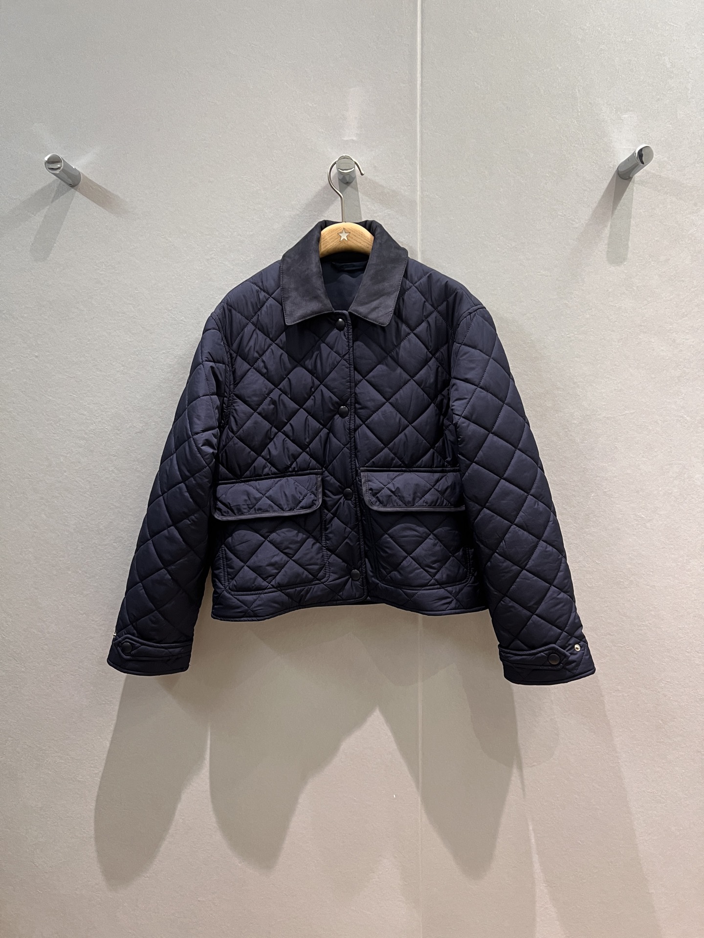 NO:549497,New autumn and winter styles Recommend suede collar spliced ​​diamond-clad cotton jacket Quilted design short jacket cotton jacket Flip pocket splicing contrast color Miu embroidery logo behind the back is light and soft, comfortable and not bloated, age-reducing versatile military green/dark blue SML,,miumiu, jackets & coats,jackets & coats,chamois leather,alexander wang19860909秋冬新款 推荐麂皮绒衣领拼接菱格夹棉外套 绗缝设计短款夹克棉服翻盖口袋拼接撞色 背后miu刺绣logo 轻薄柔软 舒适不臃肿 减龄百搭军绿/深蓝 SML,,miumiu,jackets & coats,jackets & coats,chamois leather,alexander wang,Women's clothing