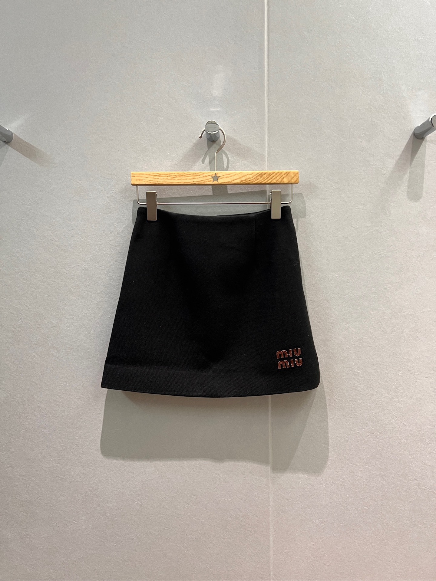 NO:549502,New style recommended leather miu letter logo decoration, woolen short A-line skirt is simple and versatile, must-have dark gray and black for age reduction SML, miumiu, skirts, alexander wang19860909新款推荐贴皮miu字母logo装饰 羊毛呢短款A字半裙简单百搭 减龄必备深灰黑色 SML,,miumiu,skirts,alexander wang,Women's clothing
