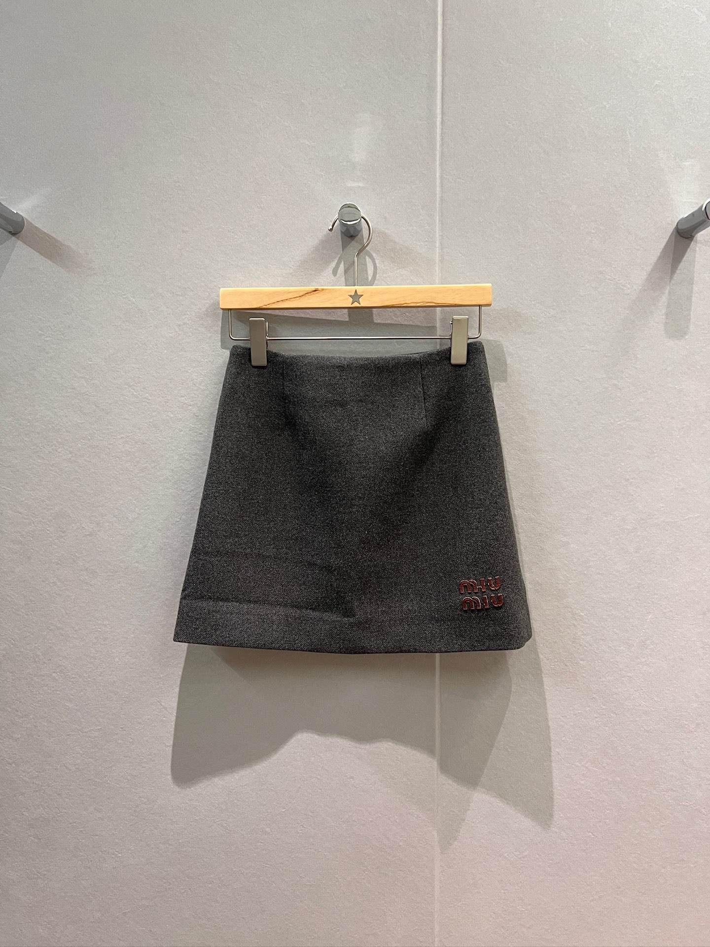 NO:549471,New style recommended leather miu letter logo decoration, woolen short A-line skirt is simple and versatile, must-have dark gray and black for age reduction SML, miumiu, skirts, alexander wang19860909新款推荐贴皮miu字母logo装饰 羊毛呢短款A字半裙简单百搭 减龄必备深灰黑色 SML,,miumiu,skirts,alexander wang,Women's clothing