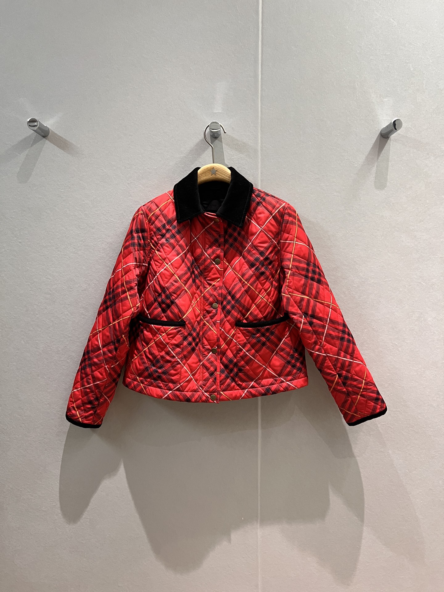 NO:549478,Fall and winter contrasting corduroy collar spliced ​​quilted cotton coat jacket Retro checked cotton short jacket hardware accessories mold opening zipper snap design casual and fashionable age-reducing versatile red brown SML,, jackets & coats, jackets & coats, alexander wang19860909秋冬撞色灯芯绒领拼接绗缝棉衣外套 复古格纹夹棉短款夹克五金配件开模 拉链按扣设计休闲时尚 减龄百搭 红色咖色 SML,,jackets & coats,jackets & coats,alexander wang,Women's clothing
