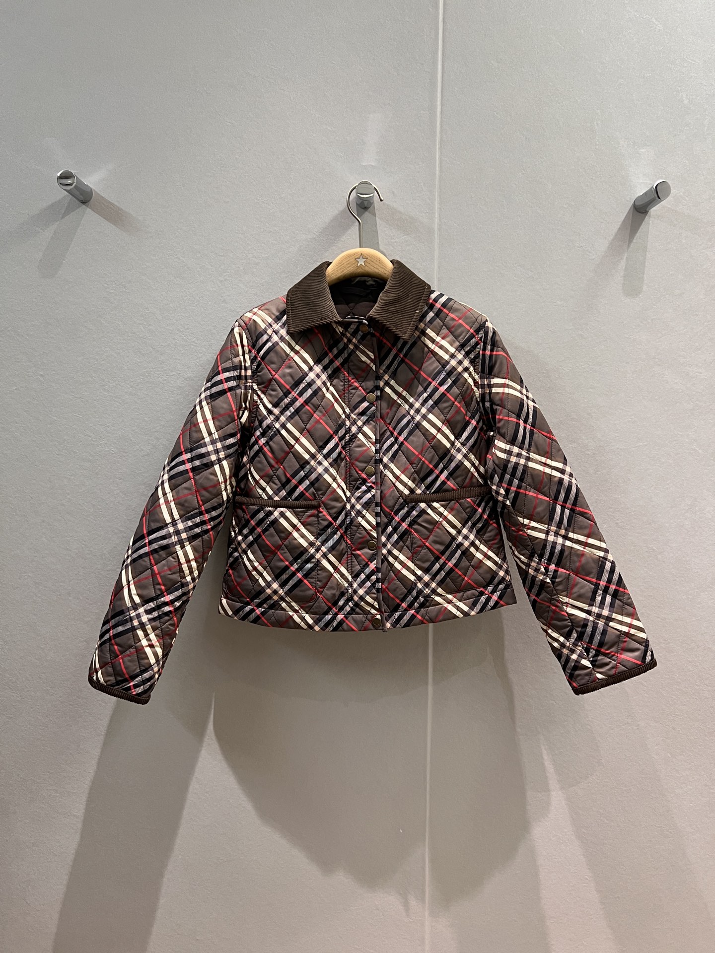 NO:549485,Autumn and winter contrasting color corduroy collar stitching quilted cotton coat Retro plaid quilted short jacket hardware accessories molded zipper snap design casual and fashionable age-reducing and versatile red coffee color SML,,jackets & coats,jackets & coats,alexander wang19860909秋冬撞色灯芯绒领拼接绗缝棉衣外套 复古格纹夹棉短款夹克五金配件开模 拉链按扣设计休闲时尚 减龄百搭 红色咖色 SML,,jackets & coats,jackets & coats,alexander wang,Women's clothing