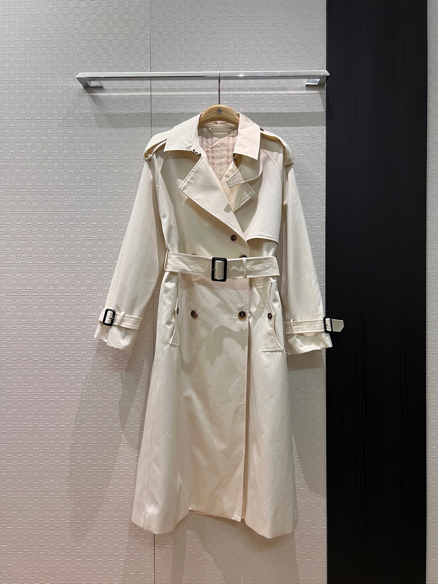 NO:549515,New style is coming to gentle white double-breasted eavesque long windbreaker jacket, eavesque cuffs, decorative belt, waist slimming, apricot white check lining, temperament slim, fashionable and elegant SML,, jackets & coats,alexander wang19860909新款来袭温柔白系双排扣肩章长款风衣外套 肩章袖带装饰系腰带收腰显瘦 杏白格纹内衬 气质修身 时尚优雅SML,,jackets & coats,alexander wang,Women's clothing