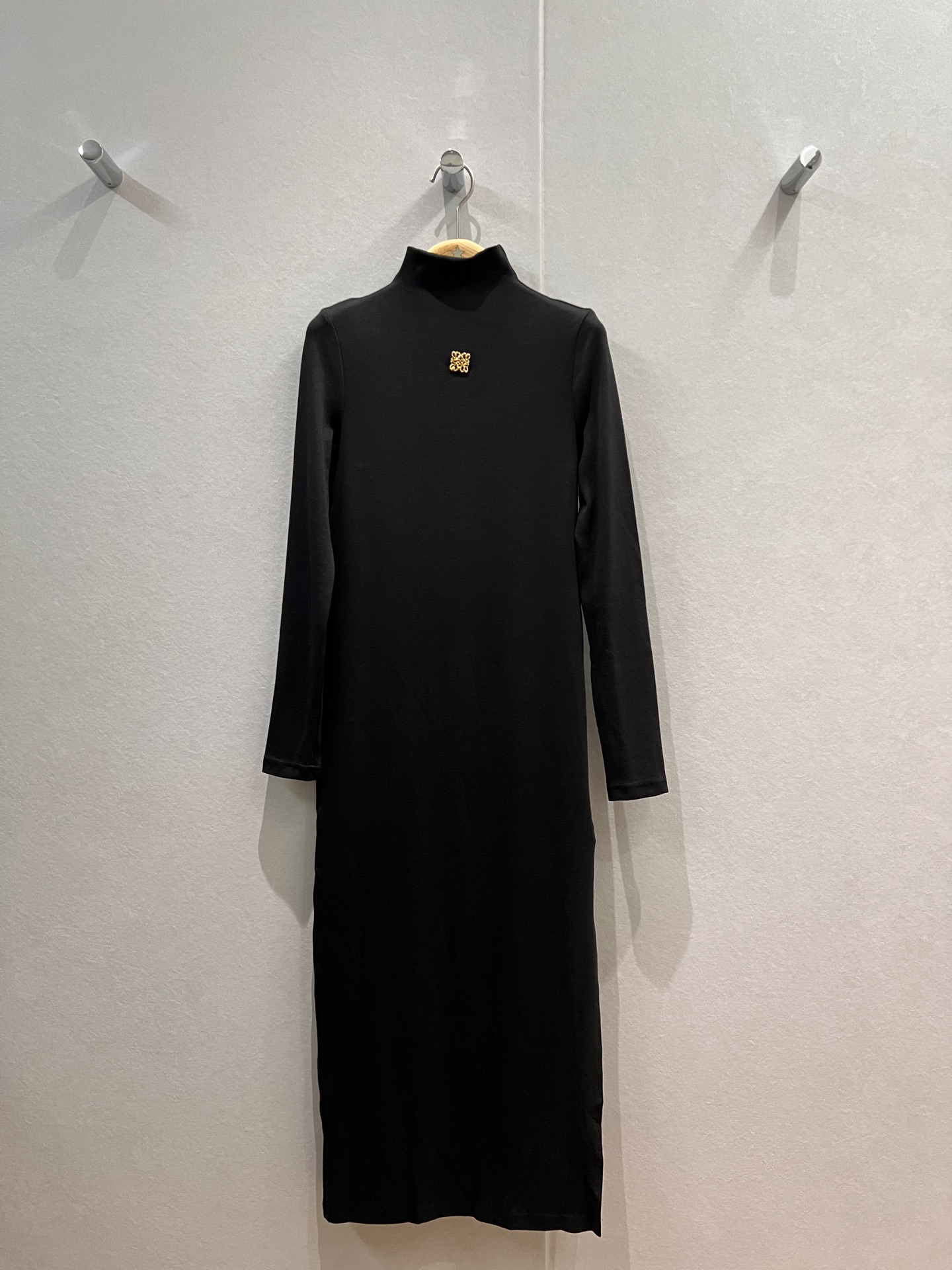 NO:550146,New small turtle neck knotted base slit dress, loewe badge on the chest, elastic and close-fitting, slim and slim, single-sided slit coat, windbreaker, black brown SML,,loewe, skirts, jackets & coats,alexander wang19860909新款小高领简结打底开叉连衣裙 胸前loewe徽章装饰弹力贴身 修身显瘦 单边开叉搭外套风衣 黑色咖色 SML,,loewe,skirts,jackets & coats,alexander wang,Women's clothing