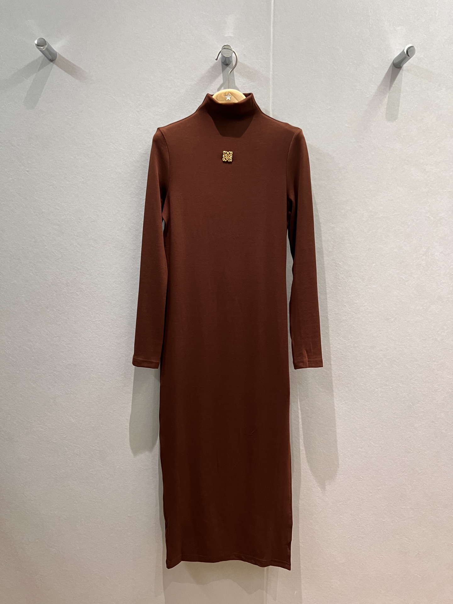 NO:550153,New small turtle neck knotted base slit dress, loewe badge on the chest, elastic and close-fitting, slim and slim, single-sided slit coat, windbreaker, black brown SML,,loewe, skirts, jackets & coats,alexander wang19860909新款小高领简结打底开叉连衣裙 胸前loewe徽章装饰弹力贴身 修身显瘦 单边开叉搭外套风衣 黑色咖色 SML,,loewe,skirts,jackets & coats,alexander wang,Women's clothing