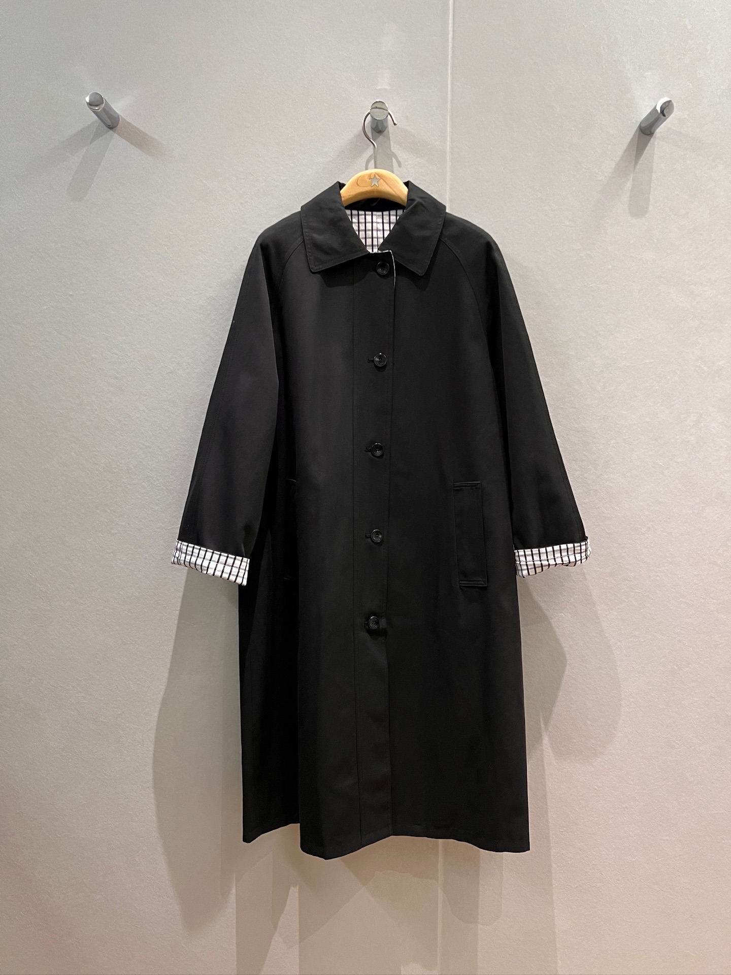 NO:550128,New contrasting plaid striped lining long windbreaker jacket with single-breasted cuffs that can be reversed and decorate Miu-style outfits. Logo tags behind the back. Simple and casual. Fashionable. Aura of black apricot. SML,,miumiu, jackets & coats,alexander wang19860909秋冬新款撞色格纹条纹内衬长款风衣外套 单排扣 袖口可反卷装饰miu系穿搭 背后logo标签 简约休闲 个性时尚 气场十足黑色杏色 SML,,miumiu,jackets & coats,alexander wang,Women's clothing