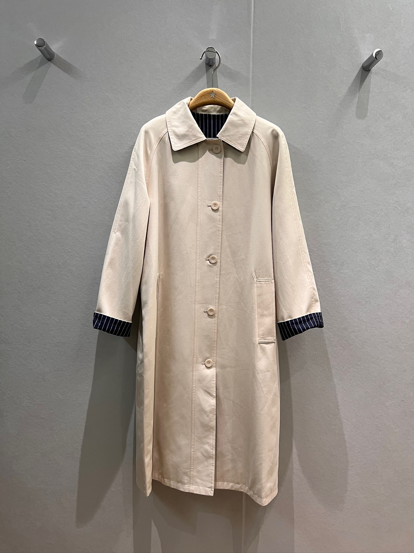 NO:550139,New contrasting plaid striped lining long windbreaker jacket with single-breasted cuffs that can be reversed and decorate Miu-style outfits. Logo tags behind the back. Simple and casual. Fashionable. Aura of black apricot. SML,,miumiu, jackets & coats,alexander wang19860909秋冬新款撞色格纹条纹内衬长款风衣外套 单排扣 袖口可反卷装饰miu系穿搭 背后logo标签 简约休闲 个性时尚 气场十足黑色杏色 SML,,miumiu,jackets & coats,alexander wang,Women's clothing