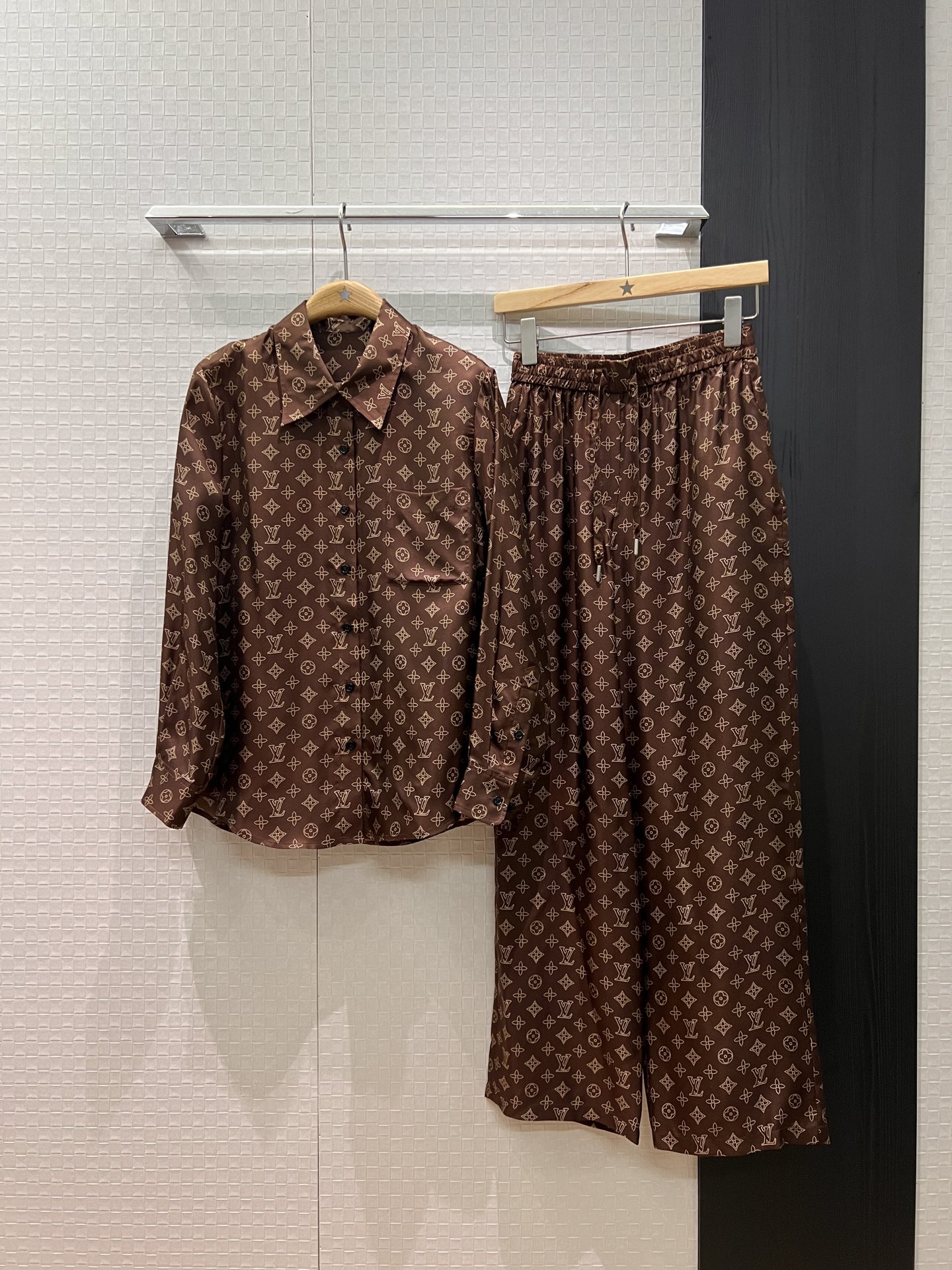 NO:550130,Shirt, new style of pants, same style as Song Qian, classic presbyterian printed silk twill shirt, positioning flower silk wide-leg pants, fashionable and versatile temperament, lazy belt drawstring design decoration, can be worn in one set or separately S-XL,, real silk, alexander wang19860909衬衣 裤子新款宋茜同款 经典老花咖色印花真丝斜纹衬衣定位花真丝阔腿裤时尚百搭 气质慵懒 腰带抽绳设计装饰 可一套或分开搭 S-XL,,real silk,alexander wang,Women's clothing