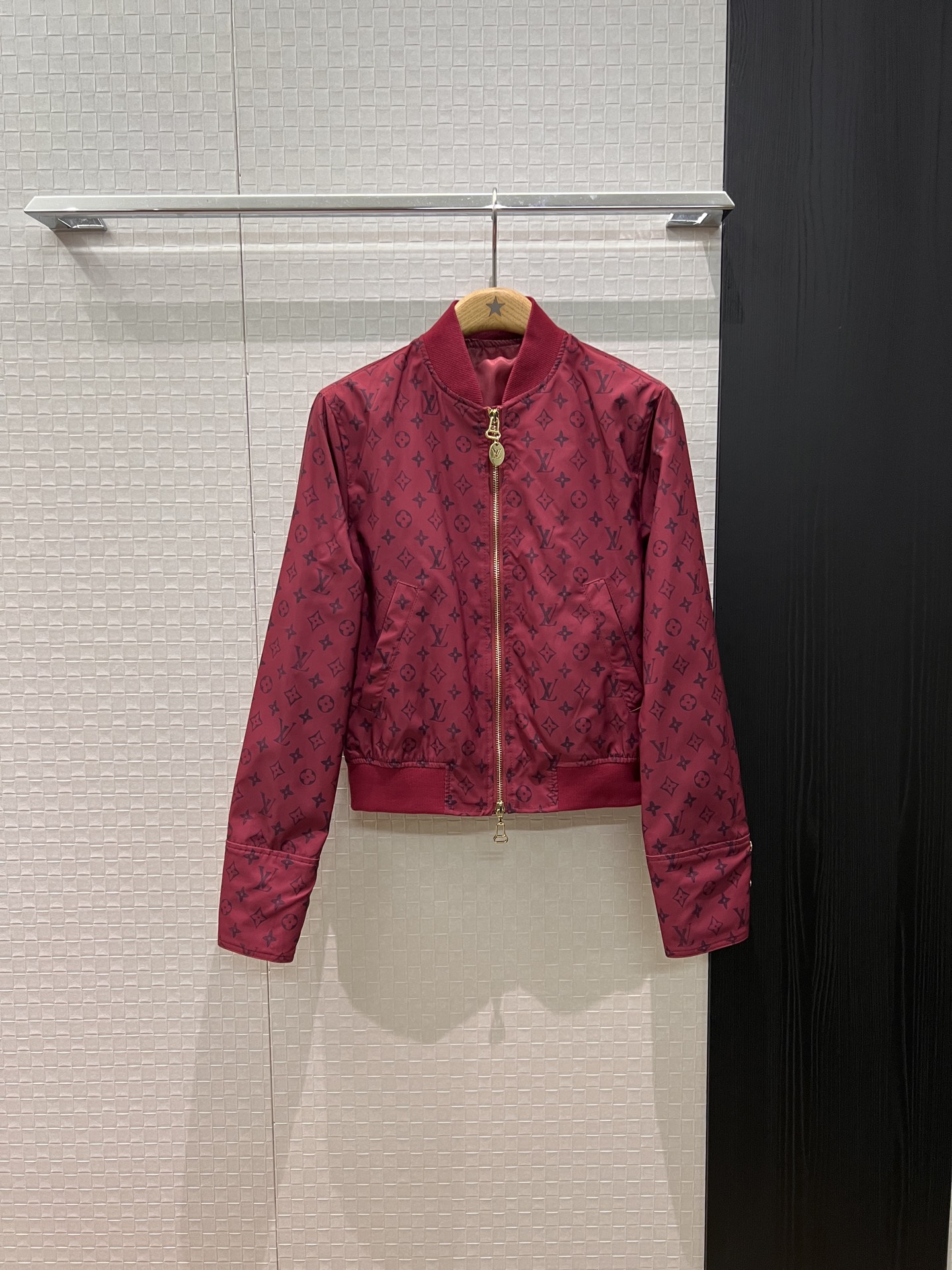 NO:550154,New old-fashioned printed baseball uniform jacket Stand-collar sports jacket Ribbed collar hem waist casual and versatile back logo printed logo burgundy color S-XL,,jackets & coats,jackets & coats,alexander wang19860909新款老花印花棒球服夹克 立领运动外套罗纹领口下摆收腰休闲百搭 后背logo印花徽标 酒红咖色 S-XL,,jackets & coats,jackets & coats,alexander wang,Women's clothing