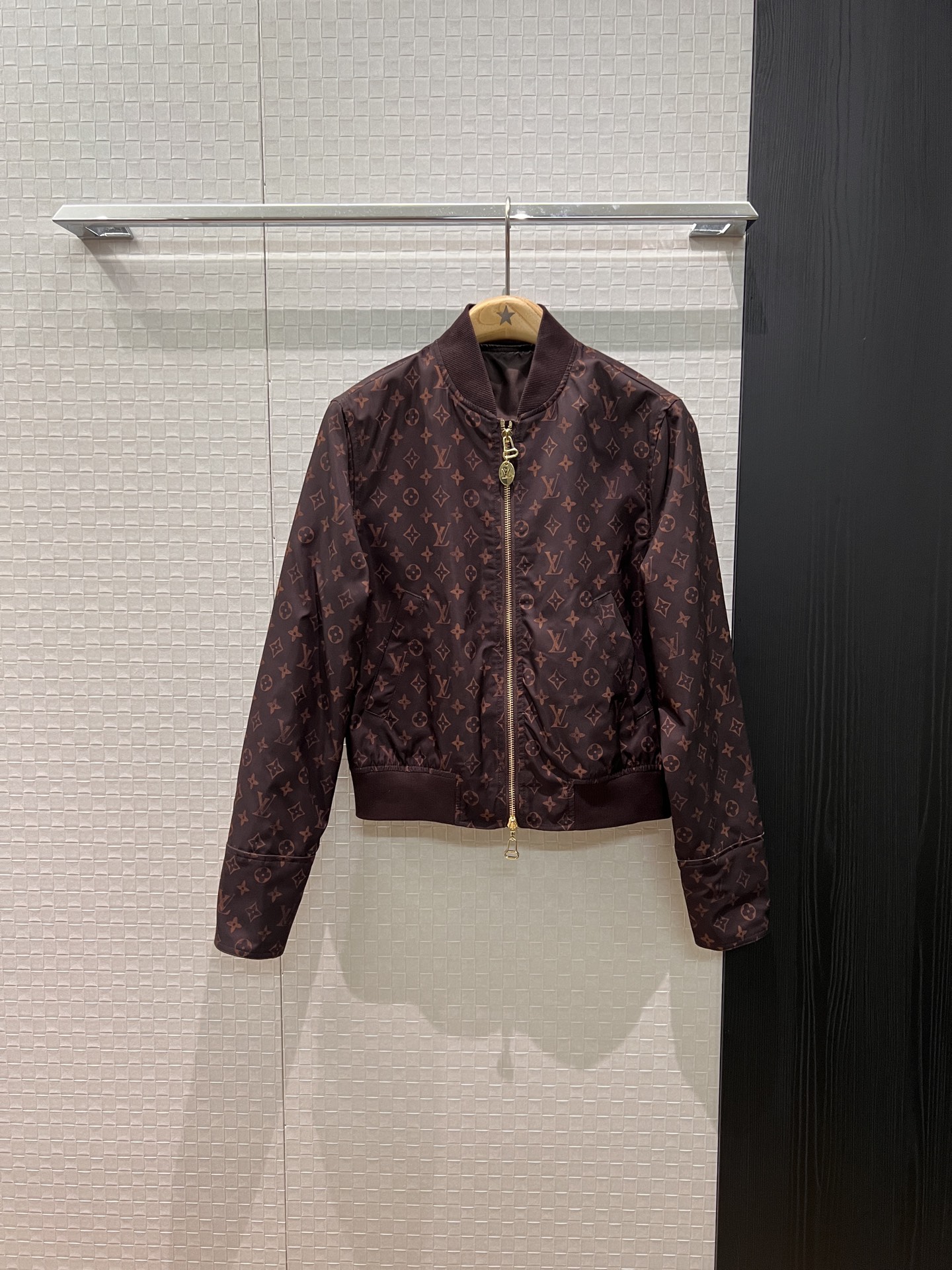 NO:550147,New old-fashioned printed baseball uniform jacket Stand-collar sports jacket Ribbed collar hem waist casual and versatile back logo printed logo burgundy color S-XL,,jackets & coats,jackets & coats,alexander wang19860909新款老花印花棒球服夹克 立领运动外套罗纹领口下摆收腰休闲百搭 后背logo印花徽标 酒红咖色 S-XL,,jackets & coats,jackets & coats,alexander wang,Women's clothing