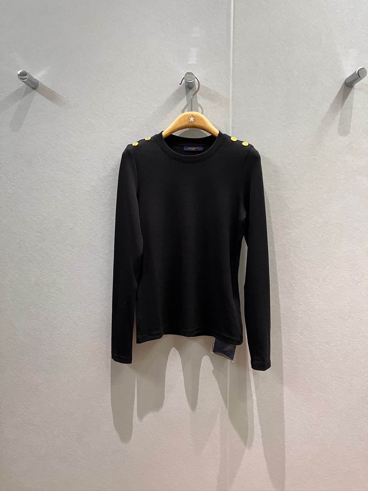 NO:550121,New minimalist long-sleeved base shirt top with open mold gold shoulder buttons slim fit and versatile age reduction black and white brown SML, alexander wang19860909新款极简长袖打底衫上衣 开模金色肩扣装饰修身显瘦 减龄百搭 黑色白色咖色SML,,alexander wang,Women's clothing