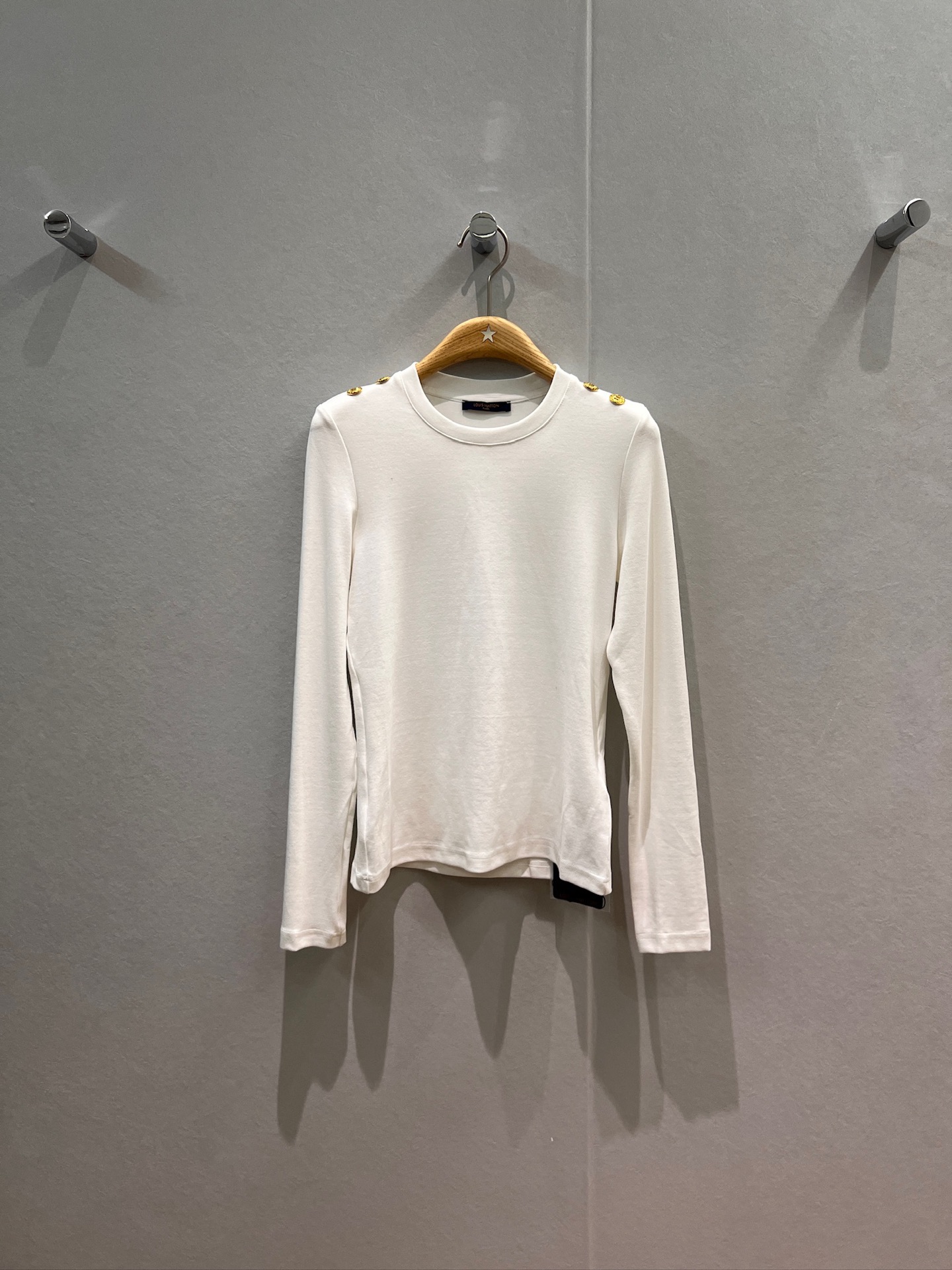 NO:550131,New minimalist long-sleeved base shirt top with open mold gold shoulder buttons slim fit and versatile age reduction black and white brown SML, alexander wang19860909新款极简长袖打底衫上衣 开模金色肩扣装饰修身显瘦 减龄百搭 黑色白色咖色SML,,alexander wang,Women's clothing