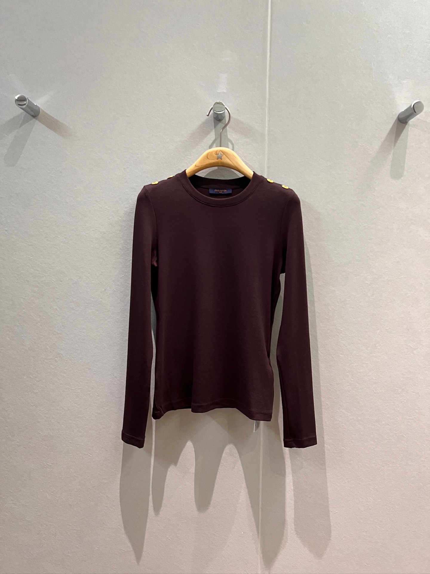 NO:550142,New minimalist long-sleeved bottoming shirt top, molded gold shoulder buckle decoration, slim fit, age-reducing and versatile, black, white, coffee color SML,,alexander wang19860909新款极简长袖打底衫上衣 开模金色肩扣装饰修身显瘦 减龄百搭 黑色白色咖色SML,,alexander wang,Women's clothing