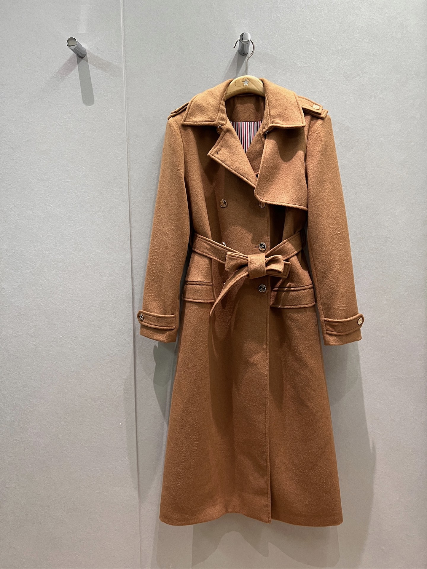 NO:550148,New TB shoulder wool camel long coat coat with double-breasted design, classic red, white and blue striped lining wool blend, simple commuting, fashionable, casual, capable and neat, full of aura SML,, jackets & coats,alexander wang19860909新款来袭TB肩意毛呢驼色长款大衣外套 双排扣设计 经典红白蓝三色条纹内衬羊毛混纺 简约通勤 时尚休闲干练利落 气场十足 SML,,jackets & coats,alexander wang,Women's clothing