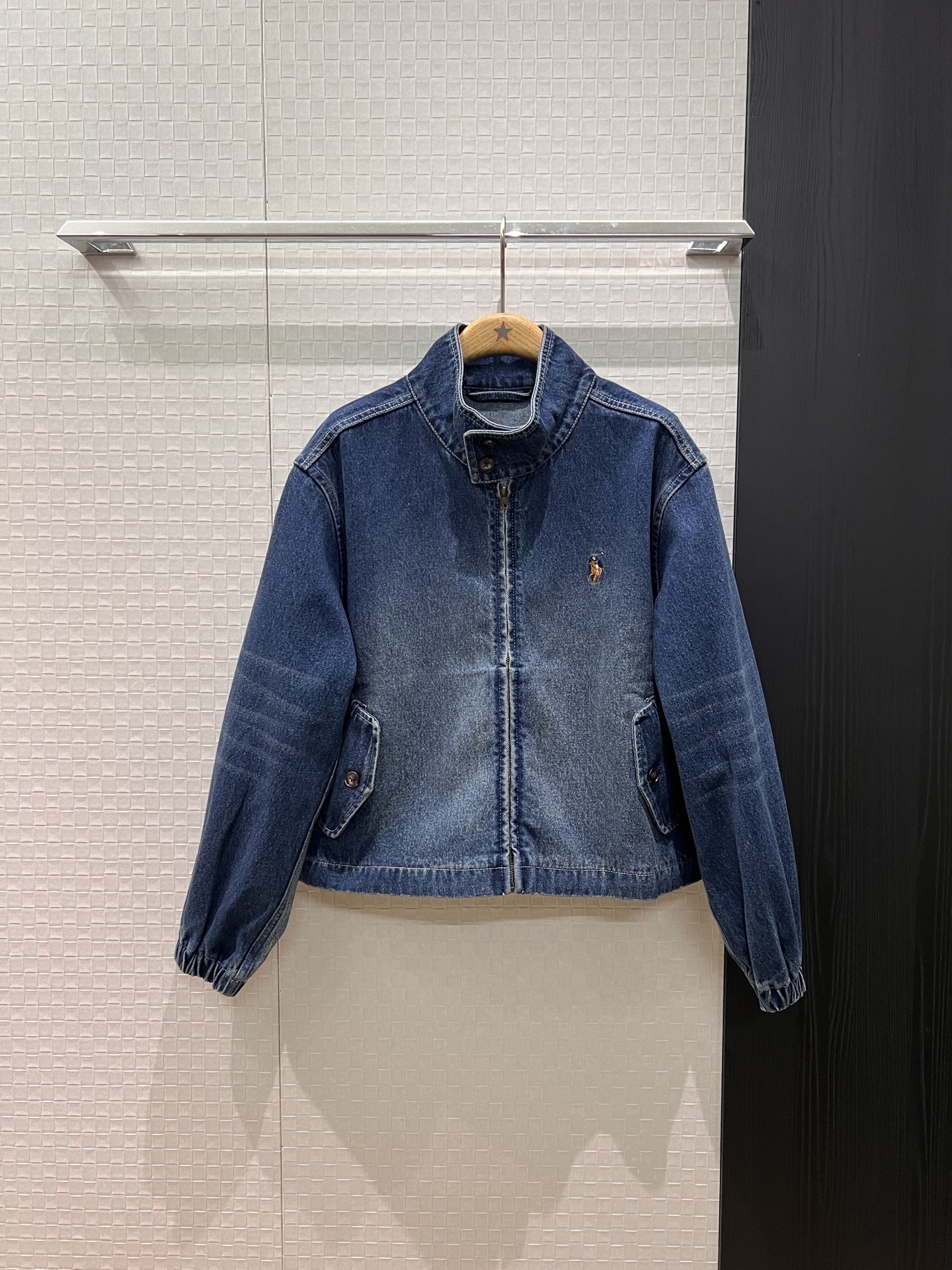 NO:550155,New style of standing collar wash water gradient denim jacket embroidered pony logo on chest loose style handsome casual SML, jackets & coats,alexander wang19860909新款来袭立领洗水渐变牛仔外套胸前刺绣小马logo徽标 宽松版型帅气休闲 SML,,jackets & coats,alexander wang,Women's clothing