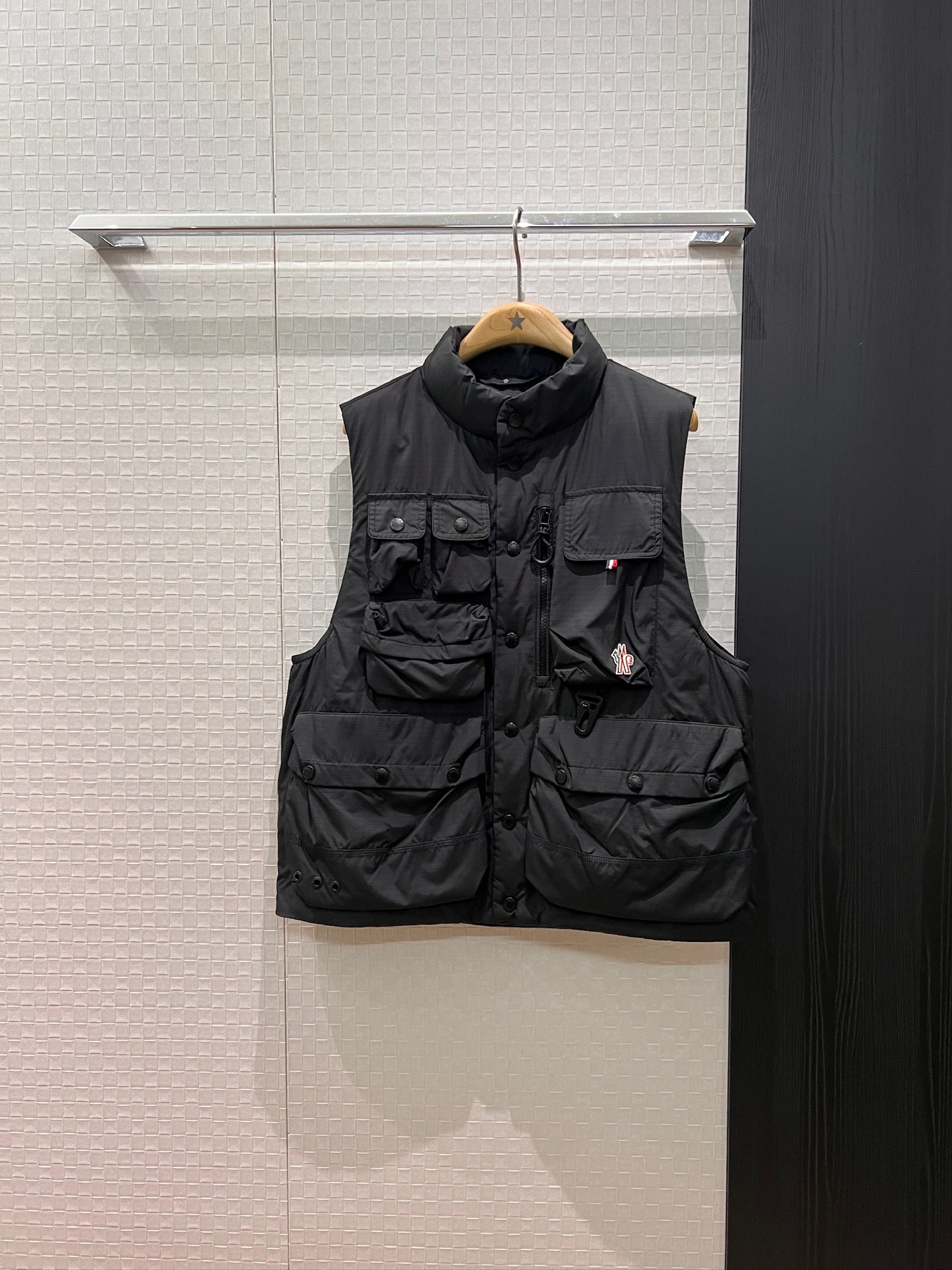 NO:560459,Comes with a dust bag, new type of masked mouth, stand-up collar, mechanical workwear style, down vest vest jacket, classic badge logo on the chest 90 down 10 feathers, loose and casual, can be worn by men and women, handsome and versatile, sweet and cool, age-reducing, casual street photography 1-5,,Moncler,jackets & coats,down jacket,alexander wang19860909配防尘袋新款蒙口 立领机械工装风 羽绒马甲背心外套 胸前经典徽章logo90羽绒10羽毛宽松休闲 男女可穿 帅气百搭 甜酷减龄 休闲街拍 1-5,,Moncler,jackets & coats,down jacket,alexander wang,Women's clothing