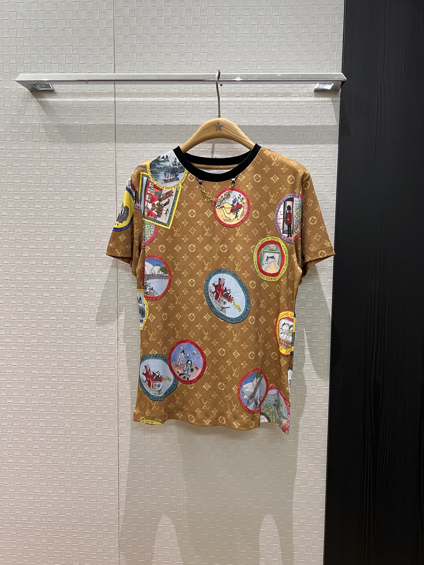 NO:560490,New chain decorated cat emblem printed T-shirt, simple and casual, fashionable and age-reducing SML,,tees,t-shirt,alexander wang19860909新款链条装饰猫咪徽章印花T恤简单休闲 时尚减龄 SML,,tees，t-shirt,alexander wang,Women's clothing
