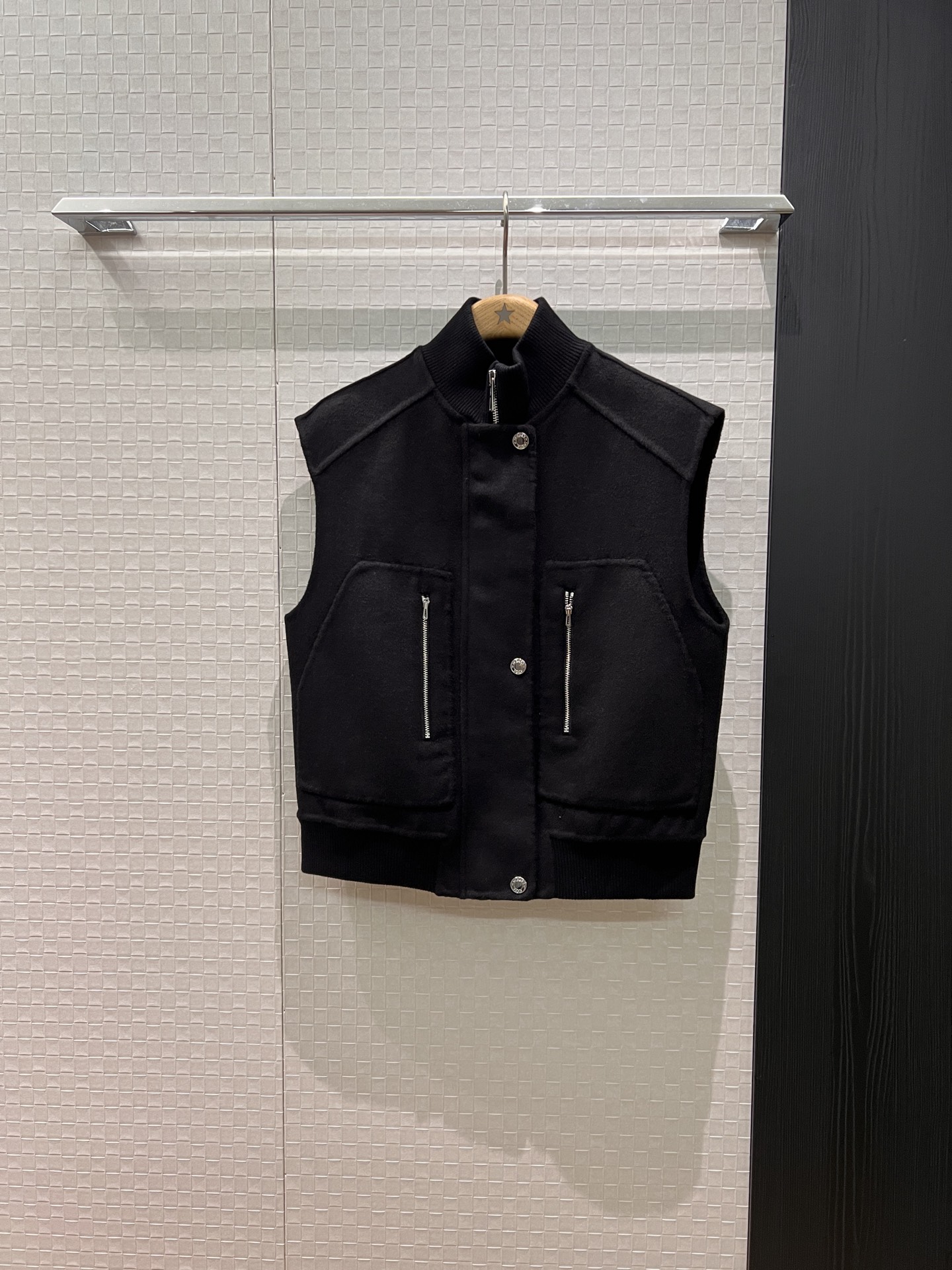 NO:560461,New ribbed turtleneck woolen vest jacket with zipper, casual, simple and fashionable, versatile for commuting, waisted hem, temperament that reduces age, black coffee, apricot SML,,jackets & coats,alexander wang19860909新款罗纹高领羊毛呢马甲外套拉链休闲 简单时尚 通勤百搭收腰下摆 气质减龄 黑色咖色杏色 SML,,jackets & coats,alexander wang,Women's clothing