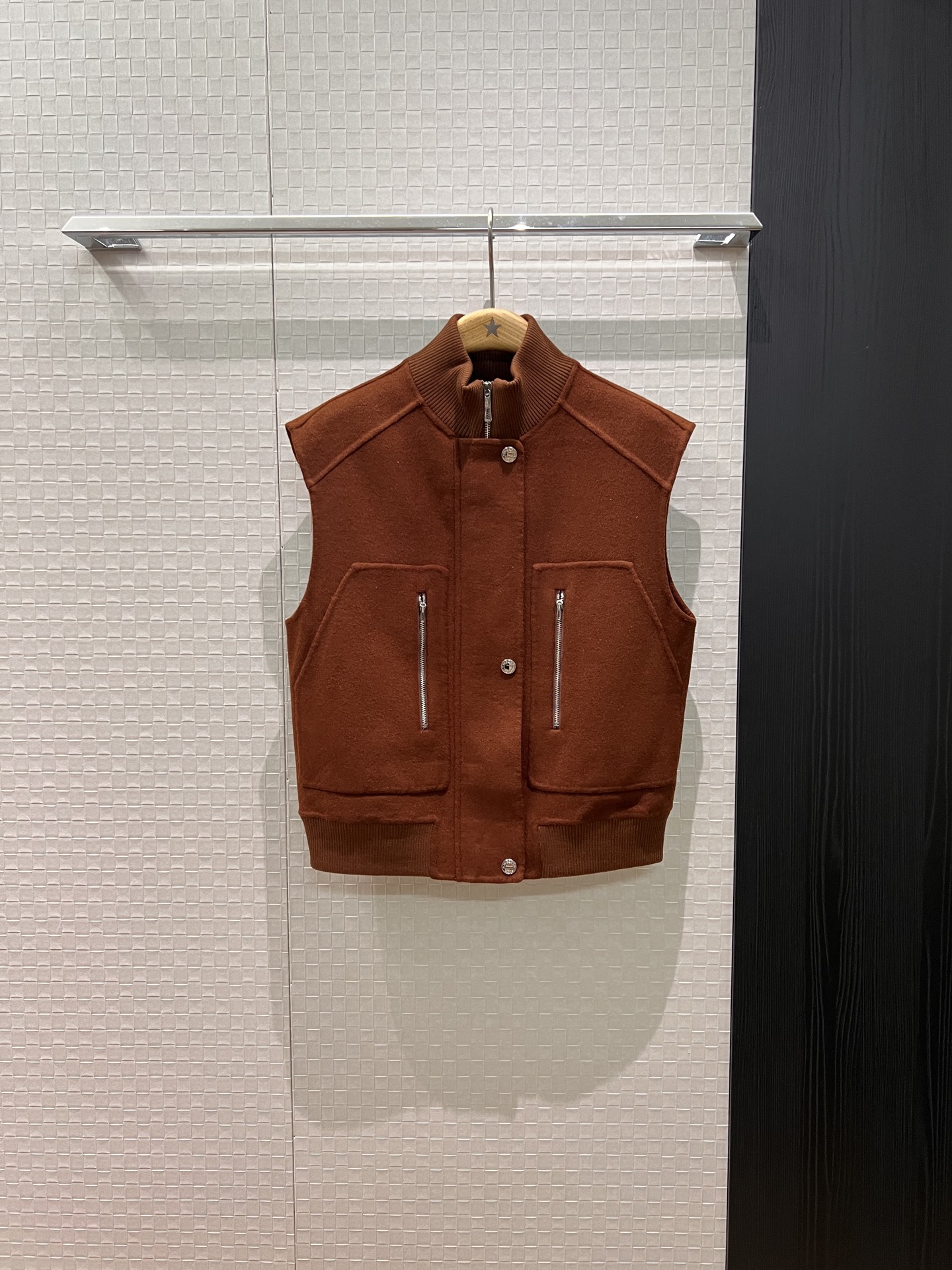 NO:560472,New ribbed turtleneck woolen vest jacket with zipper, casual, simple and fashionable, versatile for commuting, waisted hem, temperament that reduces age, black coffee, apricot SML,,jackets & coats,alexander wang19860909新款罗纹高领羊毛呢马甲外套拉链休闲 简单时尚 通勤百搭收腰下摆 气质减龄 黑色咖色杏色 SML,,jackets & coats,alexander wang,Women's clothing