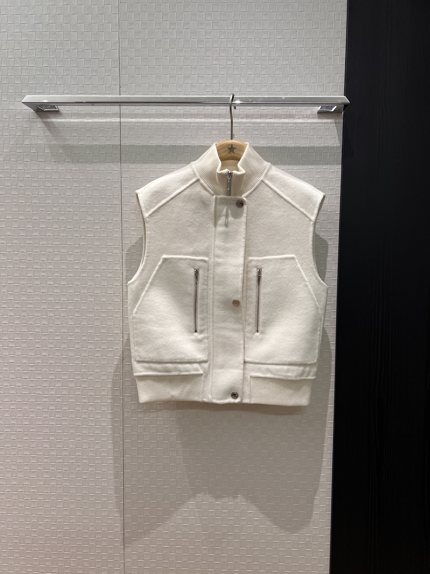 NO:560482,New ribbed turtleneck woolen vest jacket with zipper, casual, simple and fashionable, versatile for commuting, waisted hem, temperament that reduces age, black coffee, apricot SML,,jackets & coats,alexander wang19860909新款罗纹高领羊毛呢马甲外套拉链休闲 简单时尚 通勤百搭收腰下摆 气质减龄 黑色咖色杏色 SML,,jackets & coats,alexander wang,Women's clothing