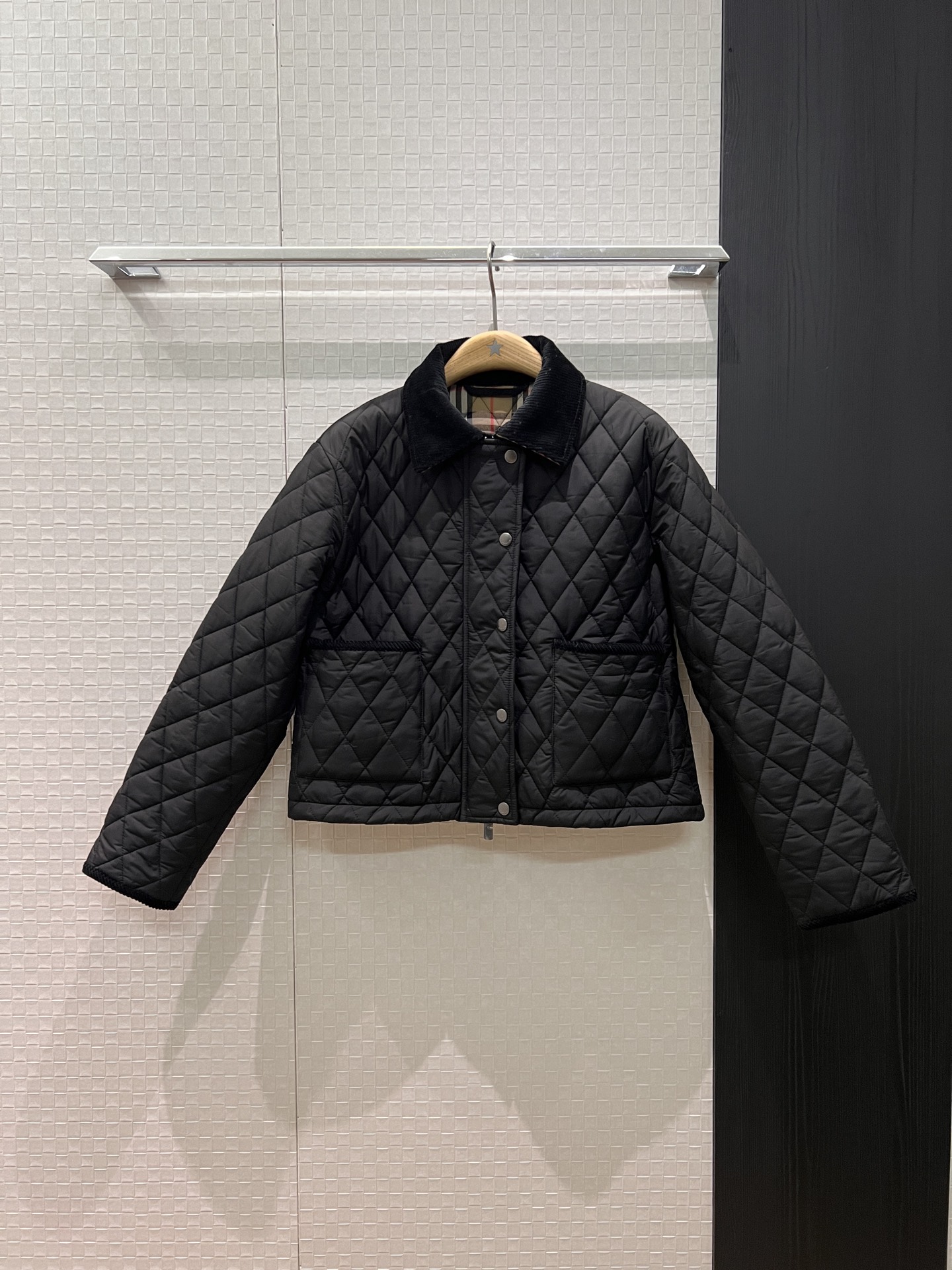 NO:560492,New styles for autumn and winter, corduroy spliced ​​rhombus short quilted jacket, quilted design jacket, cotton pocket cuffs spliced ​​with contrasting colors, classic England plaid lining, light and soft, comfortable and not bulky, age-reducing and versatile, khaki black SML,,jackets & coats,jackets & coats,alexander wang19860909秋冬新款 来袭灯芯绒拼接菱格短款夹棉外套 绗缝设计夹克棉服口袋袖口拼接撞色 经典英格伦格纹内衬 轻薄柔软 舒适不臃肿 减龄百搭卡其黑色 SML,,jackets & coats,jackets & coats,alexander wang,Women's clothing