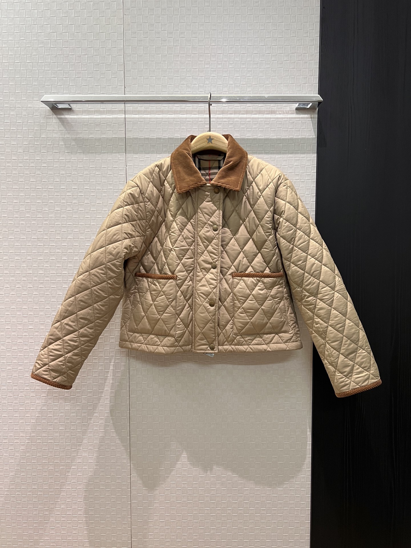 NO:560502,New styles for autumn and winter, corduroy spliced ​​rhombus short quilted jacket, quilted design jacket, cotton pocket cuffs spliced ​​with contrasting colors, classic England plaid lining, light and soft, comfortable and not bulky, age-reducing and versatile, khaki black SML,,jackets & coats,jackets & coats,alexander wang19860909秋冬新款 来袭灯芯绒拼接菱格短款夹棉外套 绗缝设计夹克棉服口袋袖口拼接撞色 经典英格伦格纹内衬 轻薄柔软 舒适不臃肿 减龄百搭卡其黑色 SML,,jackets & coats,jackets & coats,alexander wang,Women's clothing