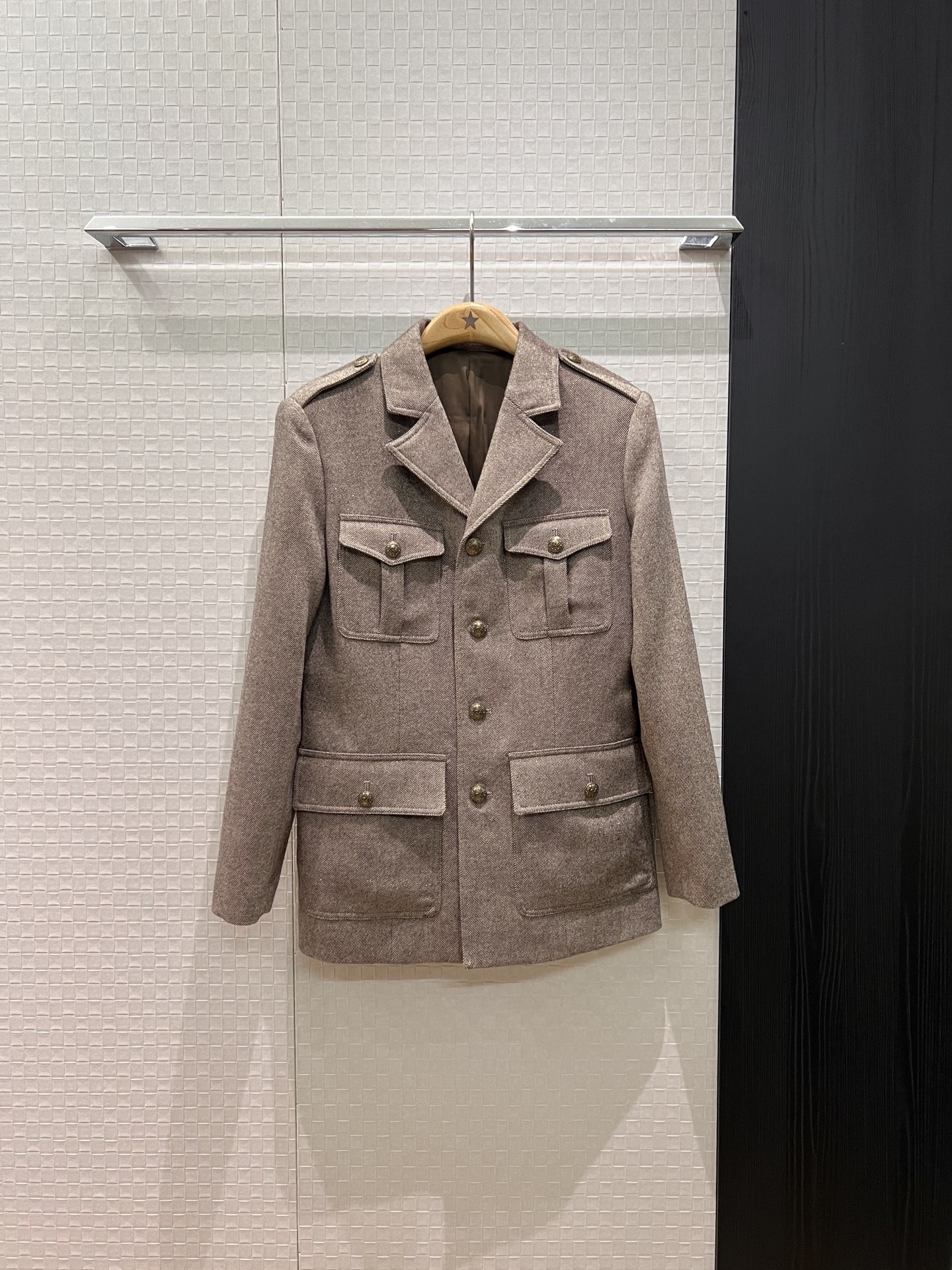 NO:560473,New workwear four-pocket jacket with epaulette design. Classic hunting outfit. Slim, sweet, cool and versatile. Fashionable and elegant. SML,,jackets & coats,alexander wang19860909新款肩章设计工装四口袋外套 经典狩猎装 修身显瘦甜酷百搭 时尚优雅气场全开 SML,,jackets & coats,alexander wang,Women's clothing