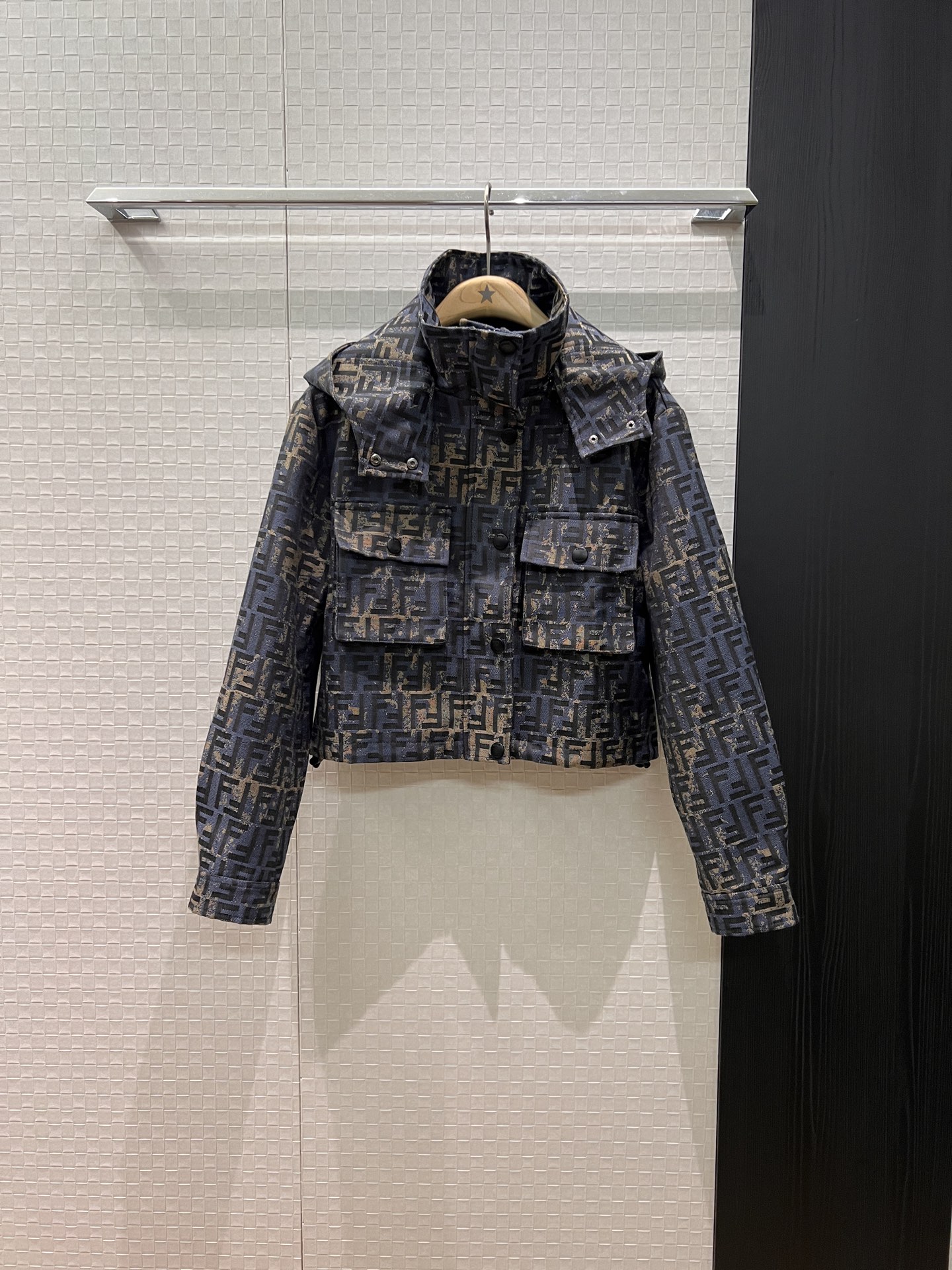 NO:560493,New recommended hooded stand-up collar, classic double F jacquard tie-dye, short jacket, detachable hood with large chest pocket decoration, workwear style hardware molding, fashionable and casual, versatile for age reduction SML,,jackets & coats,jackets & coats,hats,alexander wang19860909新款推荐连帽立领经典双F提花扎染 短款夹克外套 帽子可脱卸胸前大口袋装饰 工装风五金开模 时尚休闲 减龄百搭 SML,,jackets & coats,jackets & coats,hats,alexander wang,Women's clothing