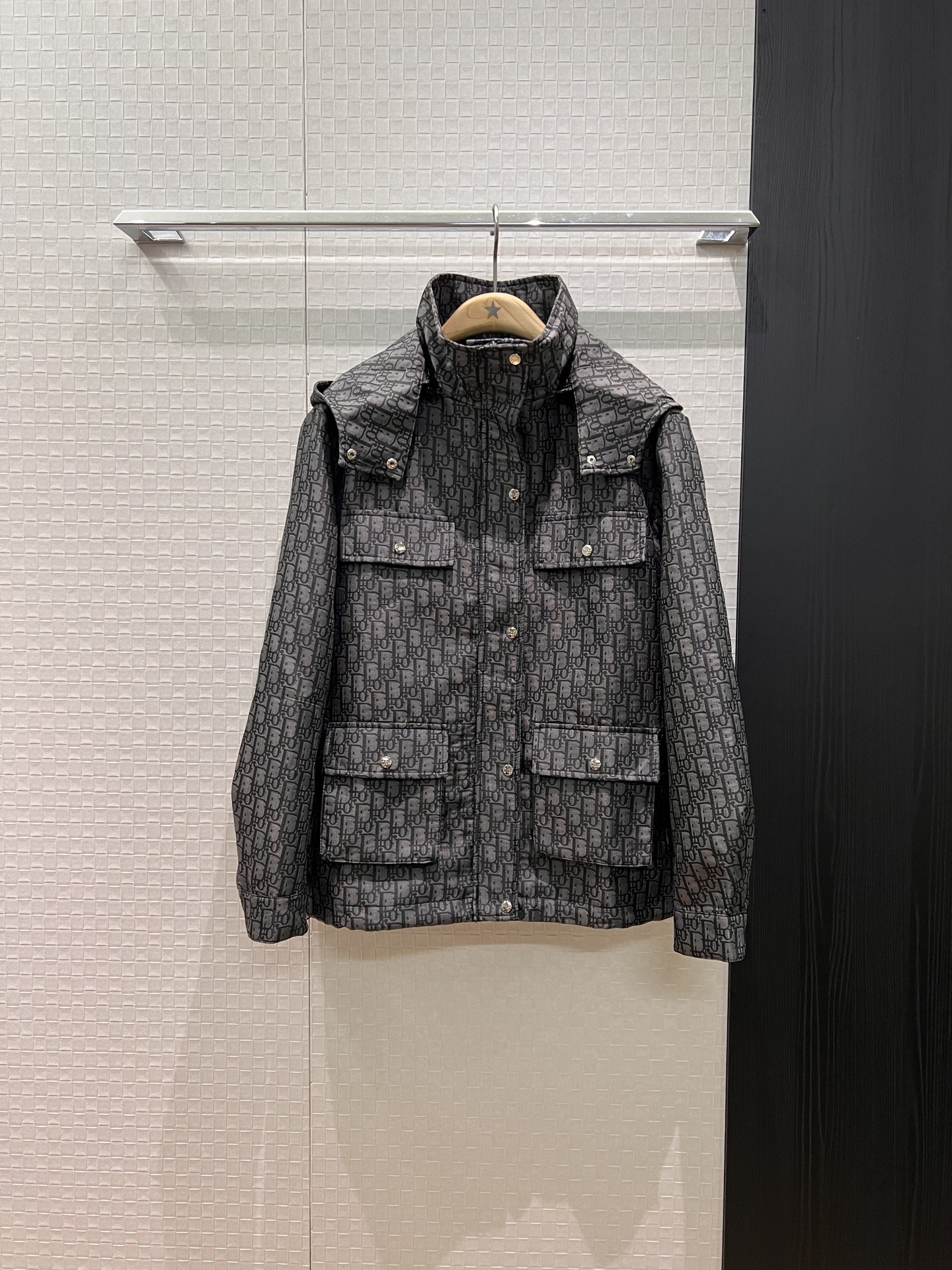 NO:560483,New gray classic logo letter jacquard stand collar hooded jacket with detachable hood and four-pocket decoration. Delivery belt. The classic logo webbing on the back is loose and casual. Casual and versatile. Handsome. SML,,jackets & coats,jackets & coats,hats,alexander wang19860909新款灰色经典logo字母提花立领连帽夹克外套 帽子可脱卸工装四口袋装饰 配送腰带 背后经典logo织带宽松随意 休闲百搭 帅气十足SML,,jackets & coats,jackets & coats,hats,alexander wang,Women's clothing