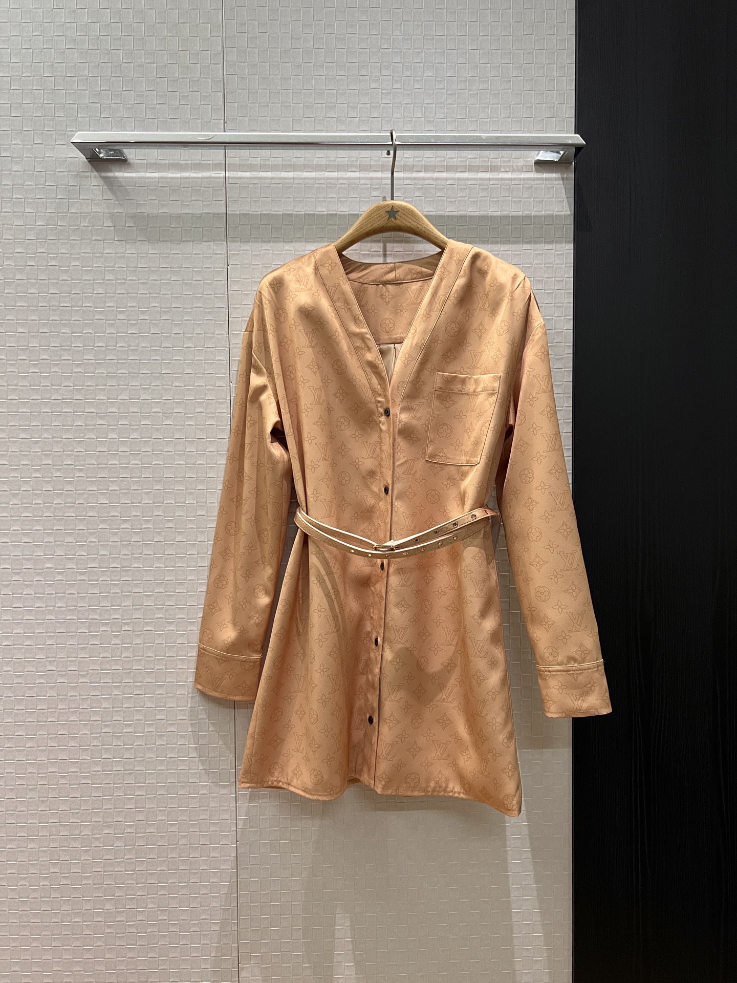 NO:561092,The new V-neck classic see-through printed cardigan dress is straight and slim-fitting. It is equipped with a double-circle belt to slim down the waist and fashionable. It is versatile for ladies. S-XL,,skirts,alexander wang19860909新款V领经典渗透印花开襟连衣裙直筒修身 配双圈腰带显瘦收腰时尚气质 名媛百搭 S-XL,,skirts,alexander wang,Women's clothing