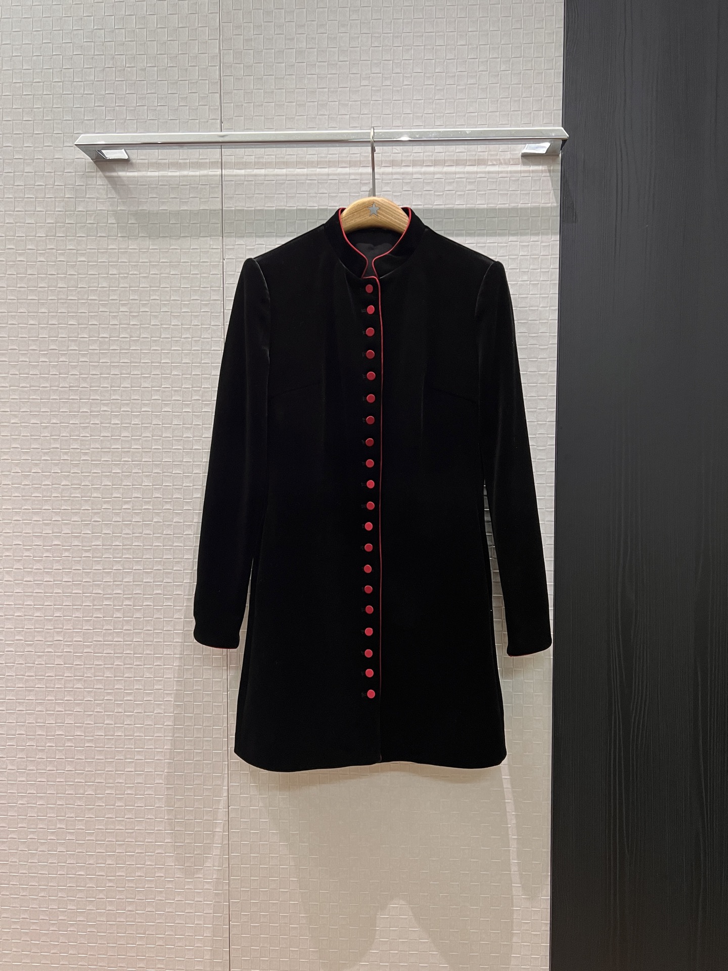 NO:561101,The same style as the new week. Red edge stand-up collar velvet dress with three-dimensional tailoring. Slim and slim. Red button decoration. The cuffs can be slit with pockets on both sides. French retro S-XL, skirts, alexander wang19860909新款周也同款 红边立领丝绒连衣裙立体剪裁 修身显瘦 红色排扣装饰 袖口可开叉两侧有口袋 法式复古 S-XL,,skirts,alexander wang,Women's clothing