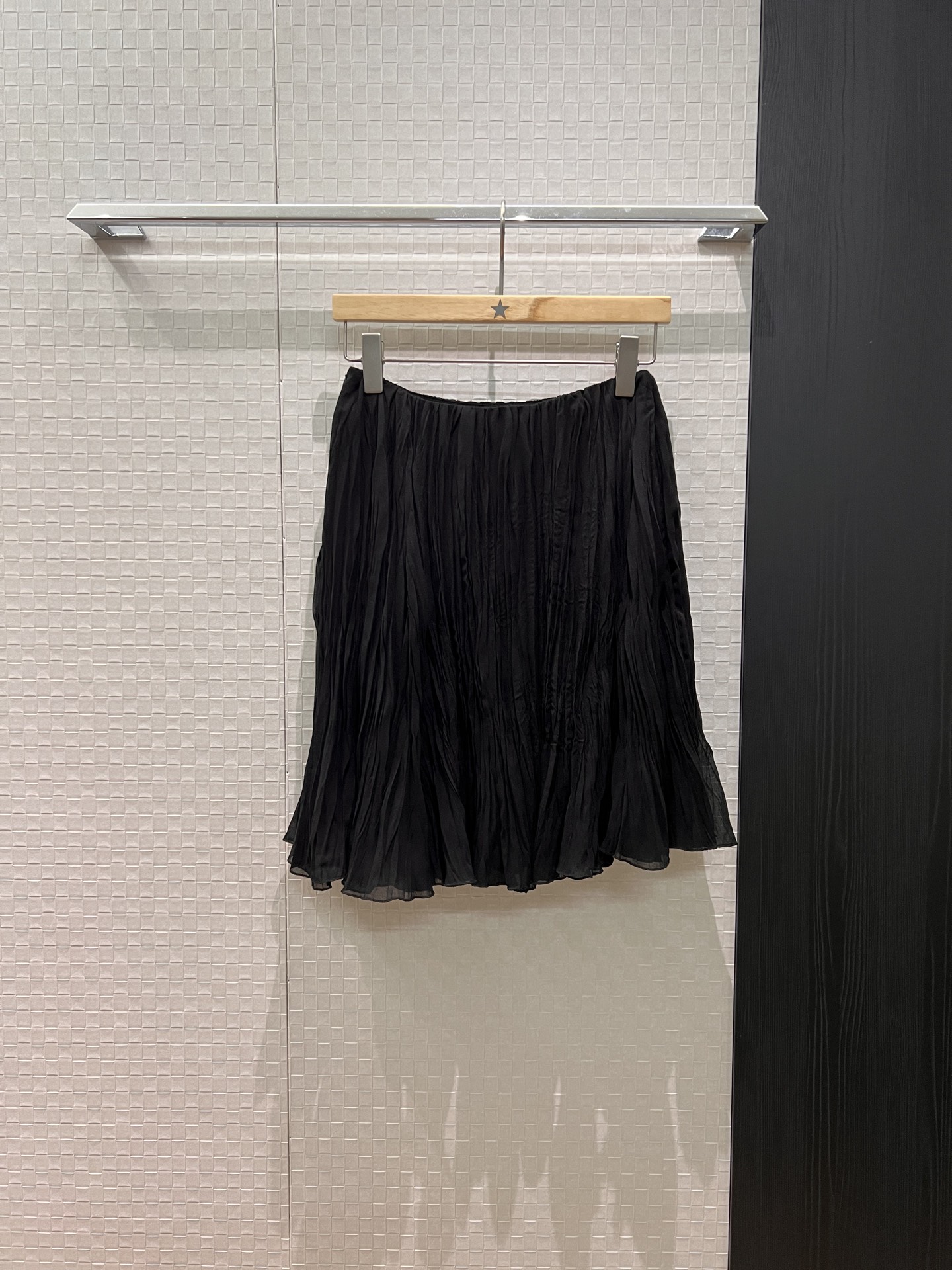 NO:561112,The new loewe minimalist pleated fungus skirt has pockets on both sides. Casual and versatile. Must-have for age reduction. S-XL,,loewe,skirts,alexander wang19860909新款loewe极简褶皱木耳半裙两侧有口袋 休闲百搭 减龄必备S-XL,,loewe,skirts,alexander wang,Women's clothing