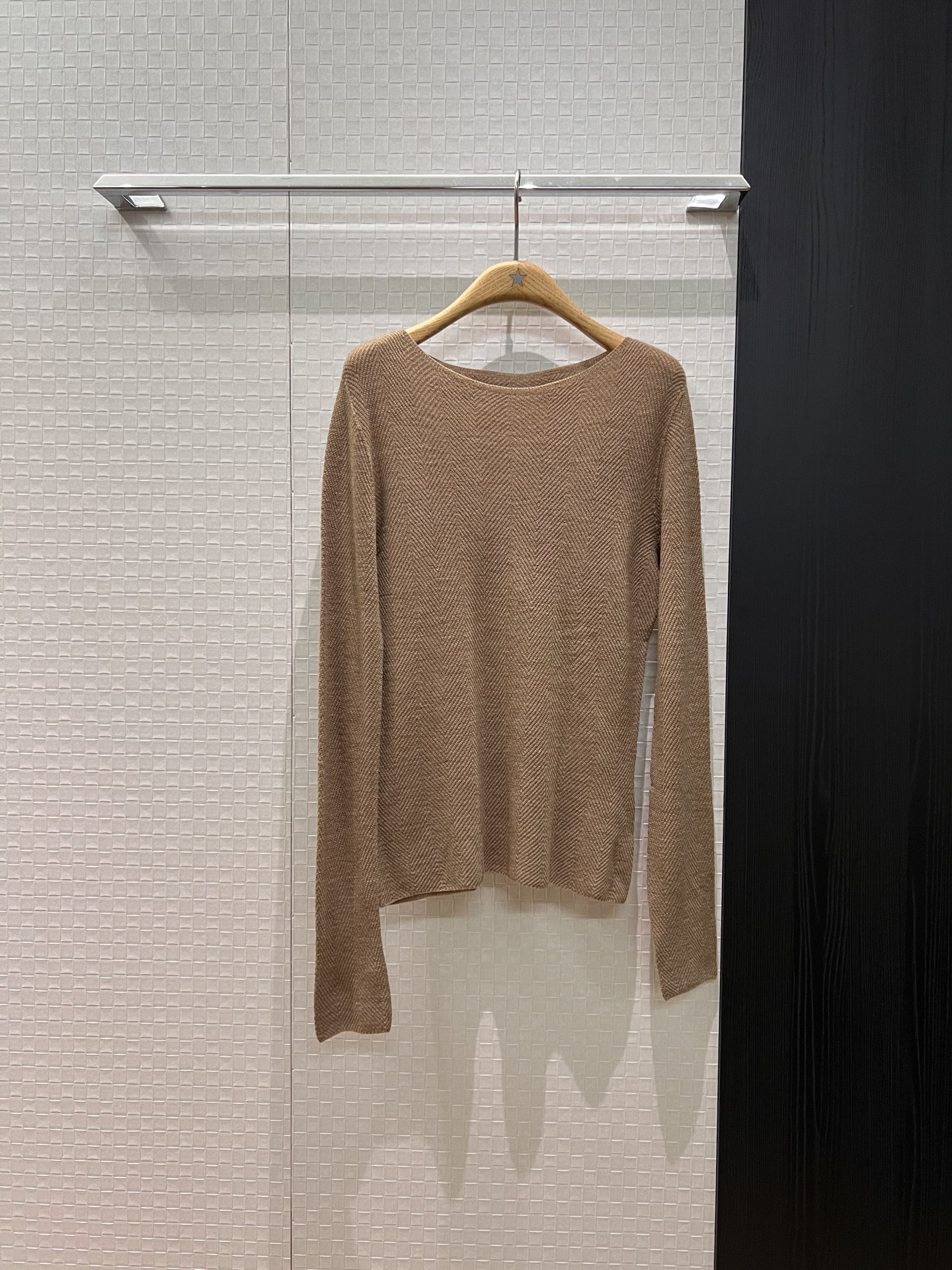 NO:561130,The new human pattern wool knitted bottoming shirt top is a must-have basic item. Versatile artifact black coffee color white ML two sizes,,alexander wang19860909新款人纹羊毛针织打底衫上衣人手必备 基础单品 百搭神器黑色咖色白色 ML两码,,alexander wang,Women's clothing