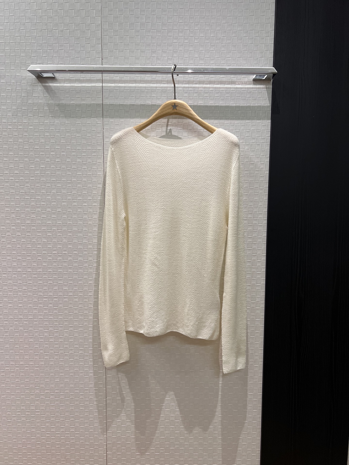 NO:561139,The new human pattern wool knitted bottoming shirt top is a must-have basic item. Versatile artifact black coffee color white ML two sizes,,alexander wang19860909新款人纹羊毛针织打底衫上衣人手必备 基础单品 百搭神器黑色咖色白色 ML两码,,alexander wang,Women's clothing