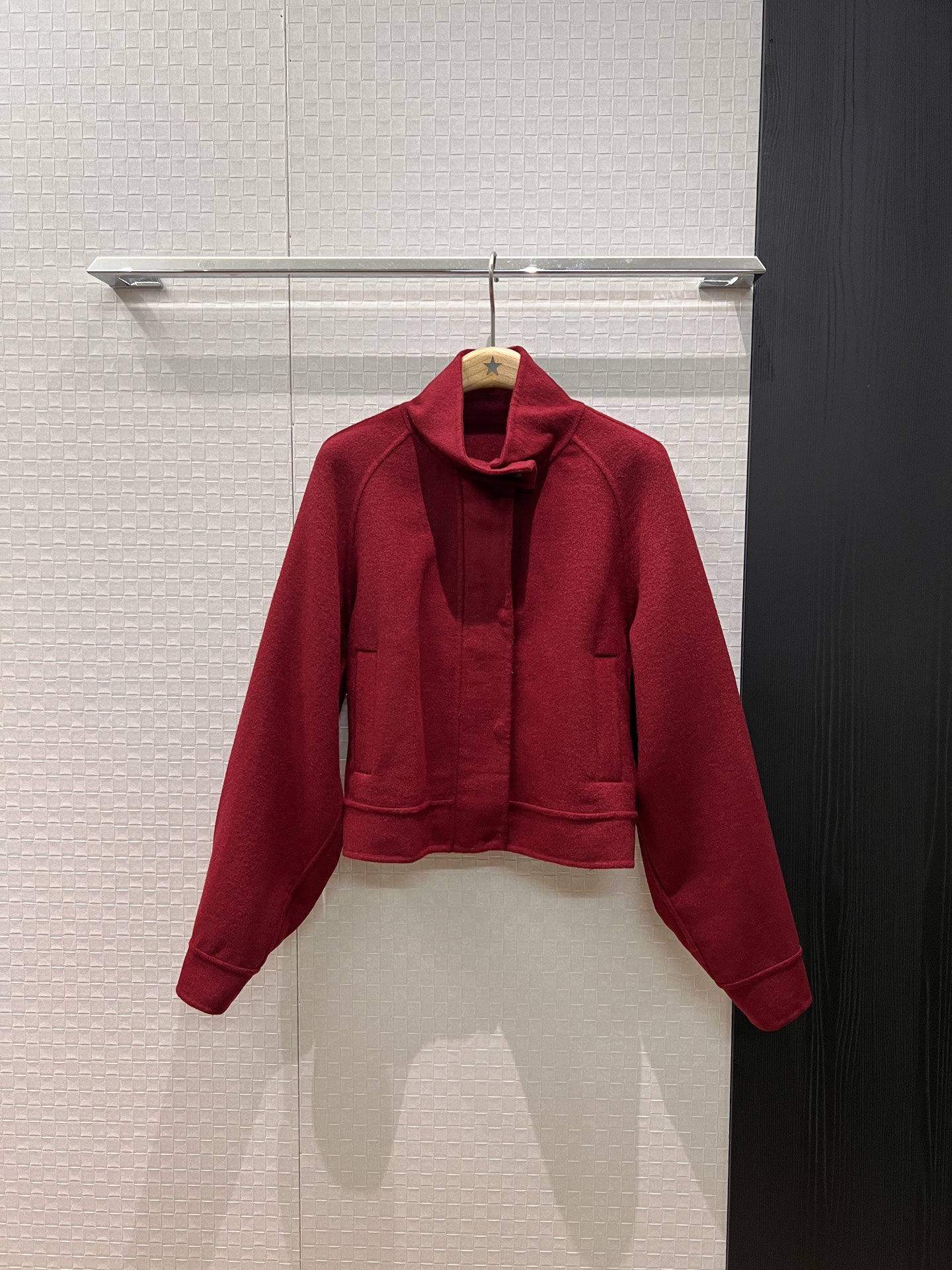 NO:561149,New Bc turtleneck woolen off-shoulder short jacket with classic bead chain logo decoration on the back collar. Loose, casual and versatile for age reduction. Burgundy gray SML,,jackets & coats,jackets & coats,alexander wang19860909新款Bc高领羊毛呢落肩短款夹克外套后领经典珠链标志装饰 宽松休闲减龄百搭 酒红灰色 SML,,jackets & coats,jackets & coats,alexander wang,Women's clothing